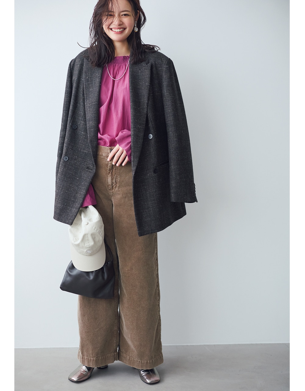 ブラウンのビッグジャケット×モーヴカラーのギャザーブラウス コーデ 岸本セシルさん