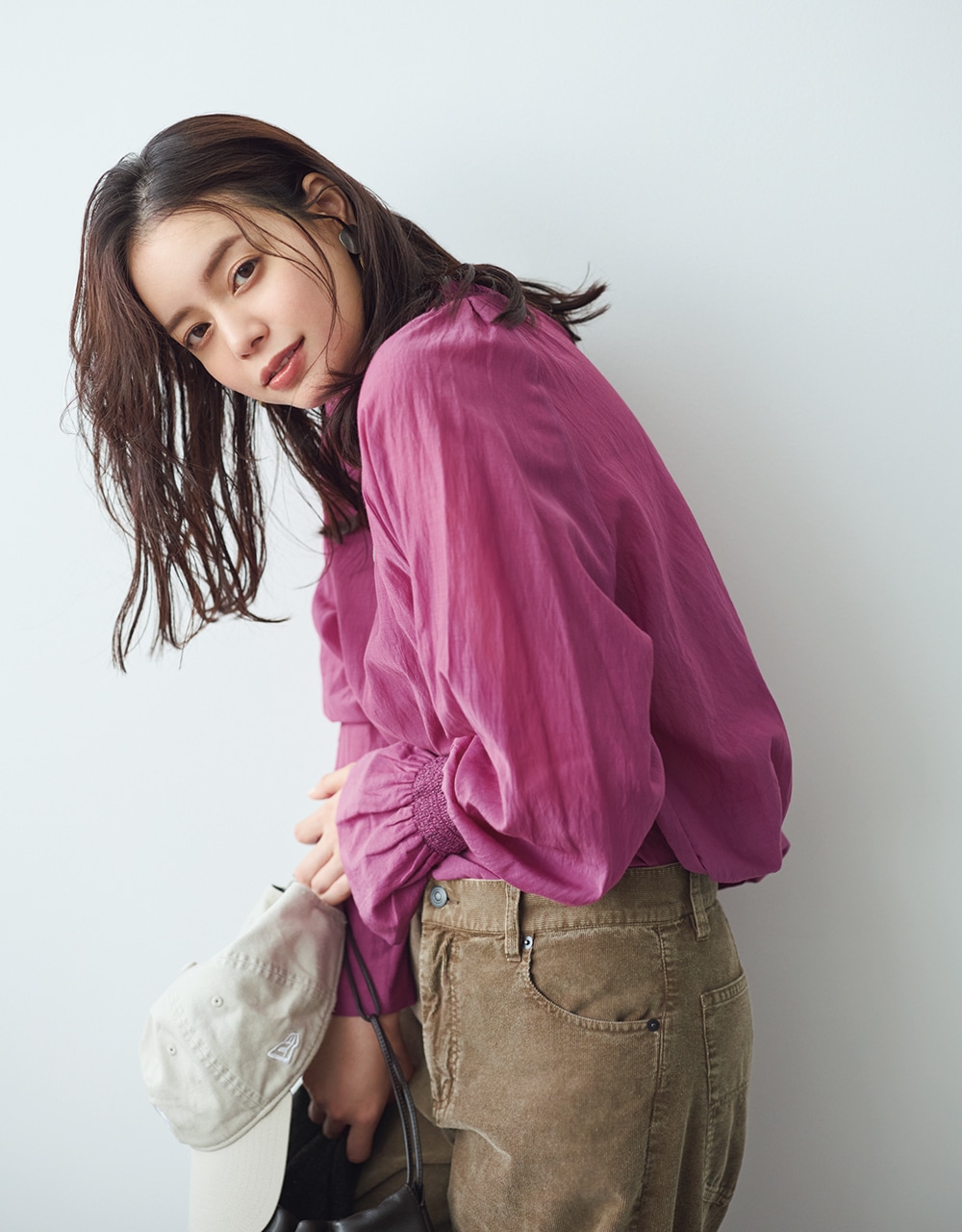 モーヴカラーのギャザーブラウス コーデ 岸本セシルさん