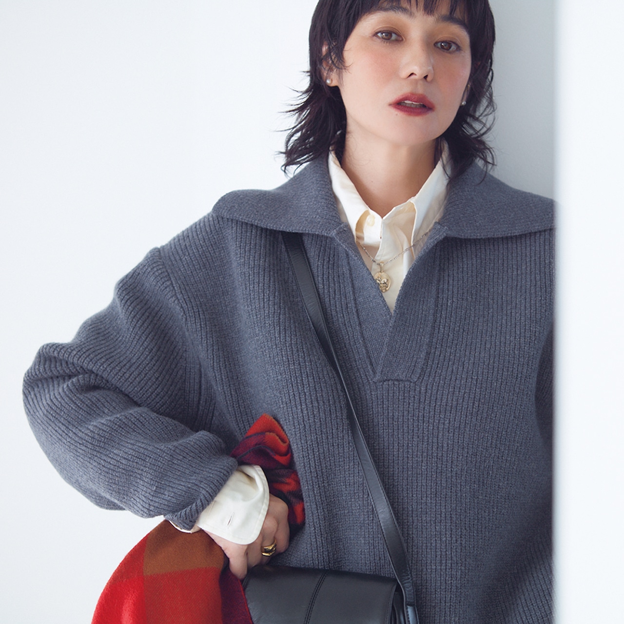 シャツ×スキッパーの重ねワザコーデ