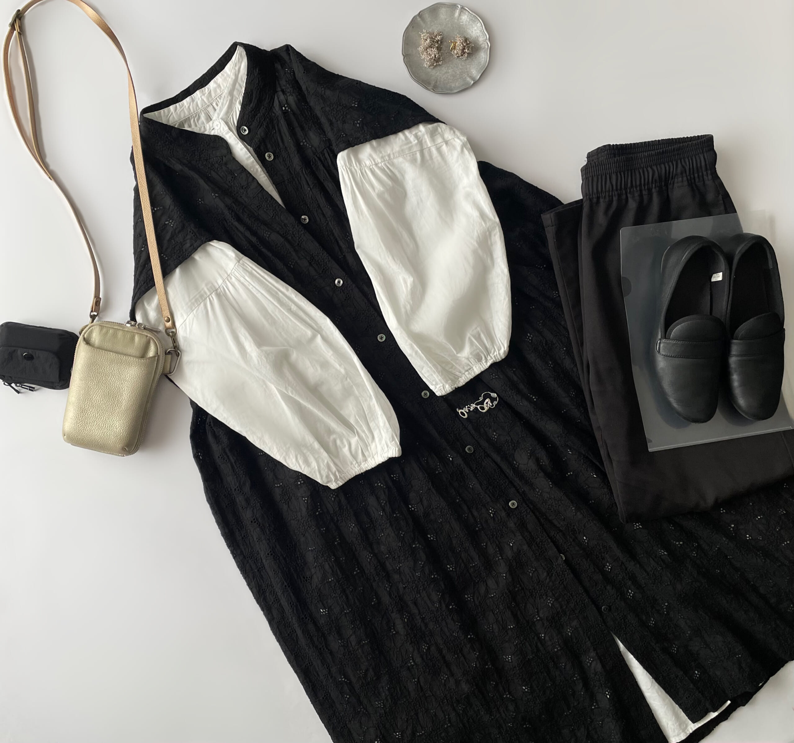 40代女性の2025年10月中旬コーデ、GUのバンドカラーシャツワンピース(白)にSa-Rahの黒刺繍ワンピースを重ね着したフラットレイ画像。