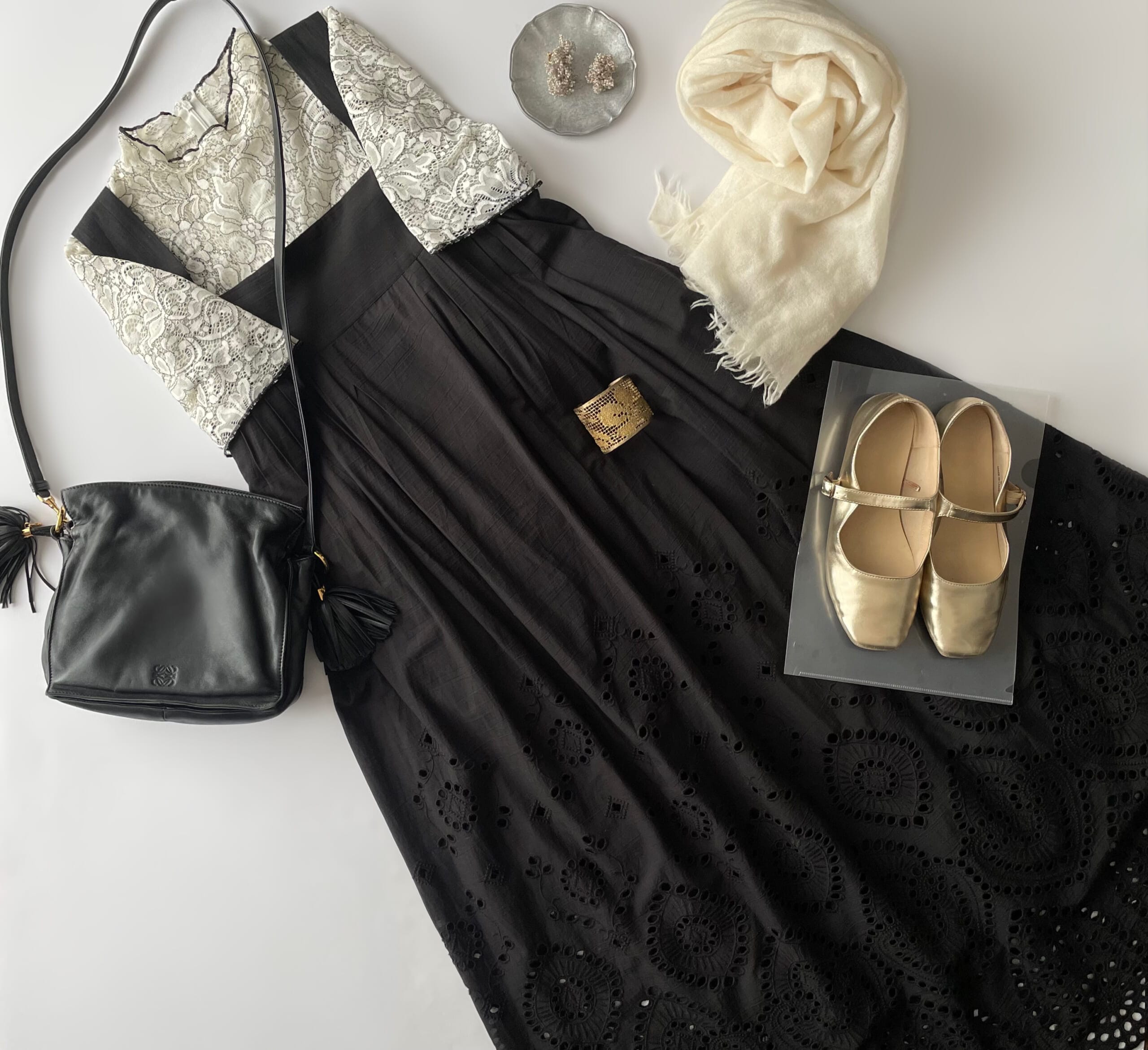 40代女性の2025年10月中旬コーデ、GUのレースのハイネックTにトゥエルブクローゼット(12closet)の【洗える】インドコットンレースキャミワンピース(黒)を合わせたフラットレイ画像。