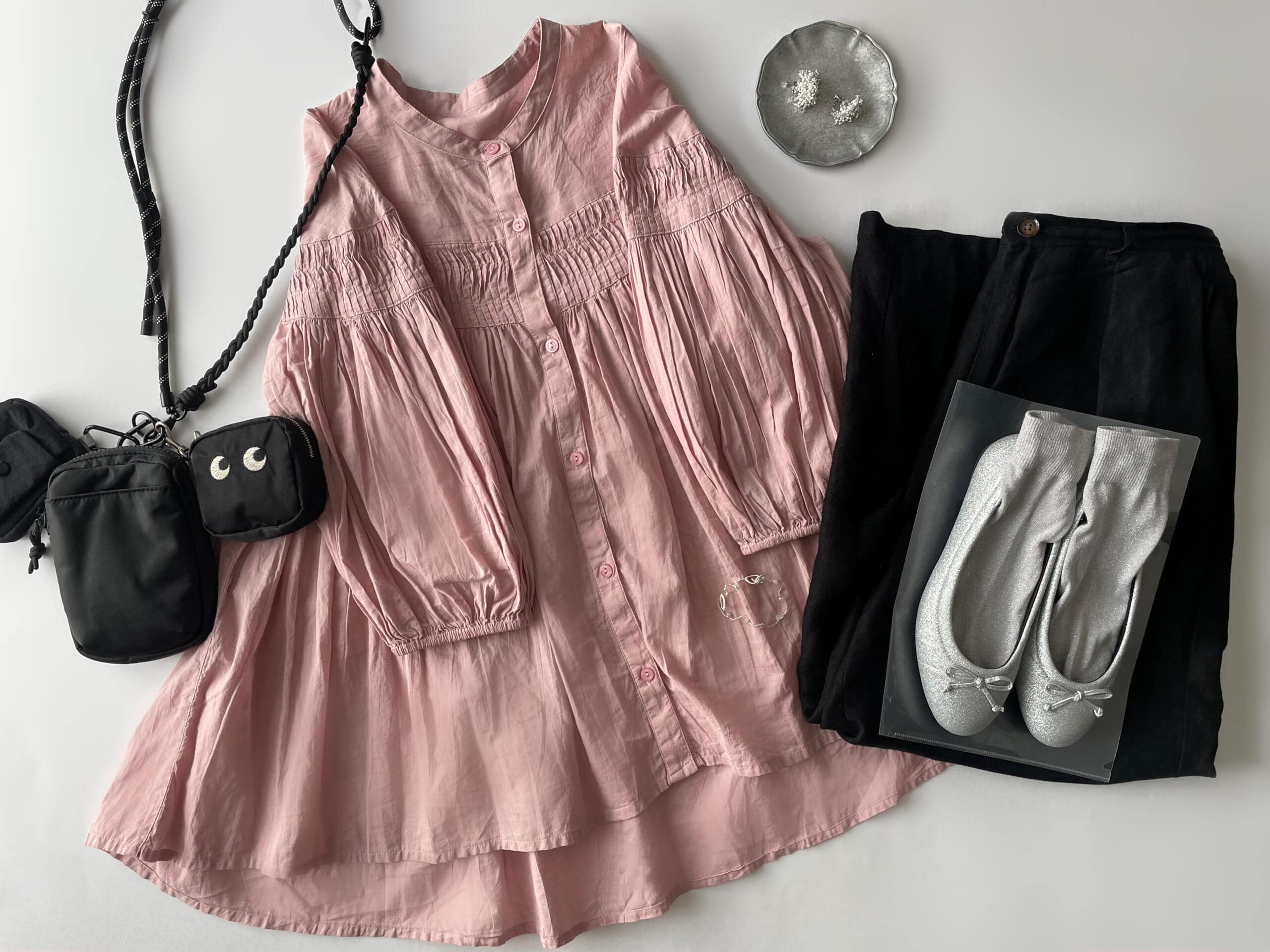 40代女性の2025年10月中旬コーデ、ピンクのタックブラウスにGUの黒のリネン混パンツを合わせたフラットレイ画像。