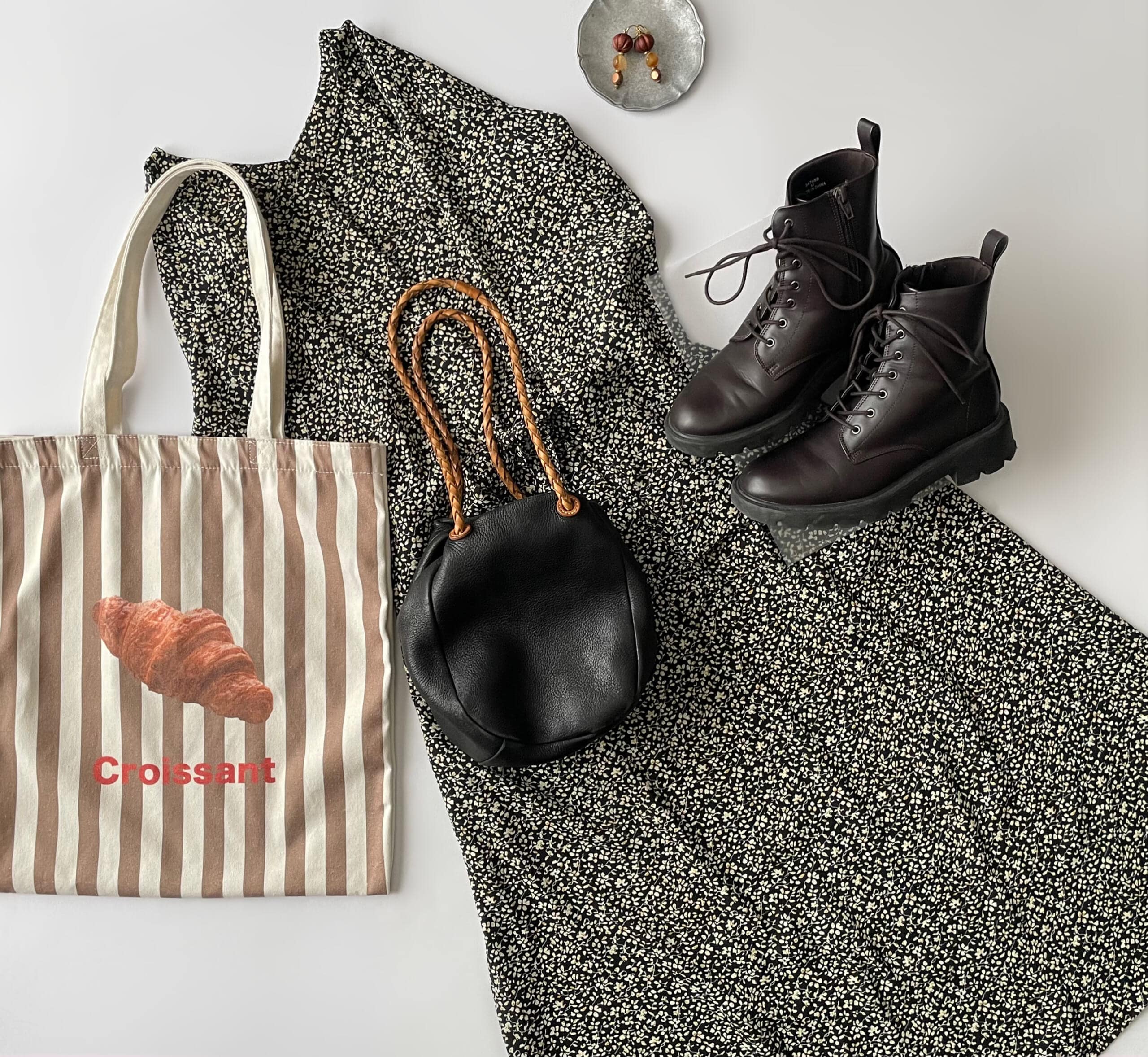 40代女性の2025年10月中旬コーデ、GUのワンピースにGUのブラウンのレースアップシューズを合わせたフラットレイ画像。