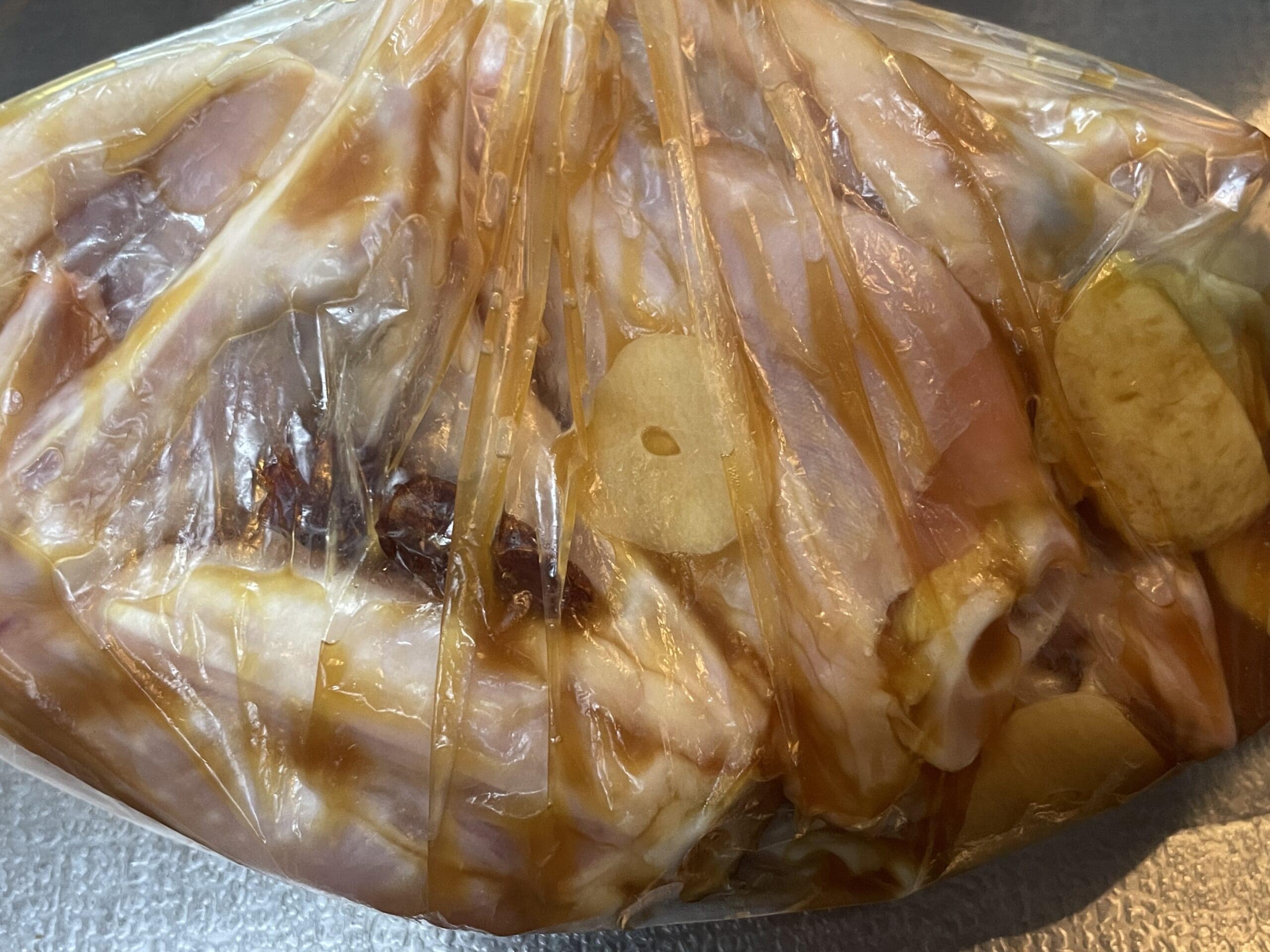 コウケンテツさんのレシピ「鶏手羽先のナンプラー揚げ（LEE最新号掲載）」で40代主婦が作る途中の下味漬け込み段階の写真