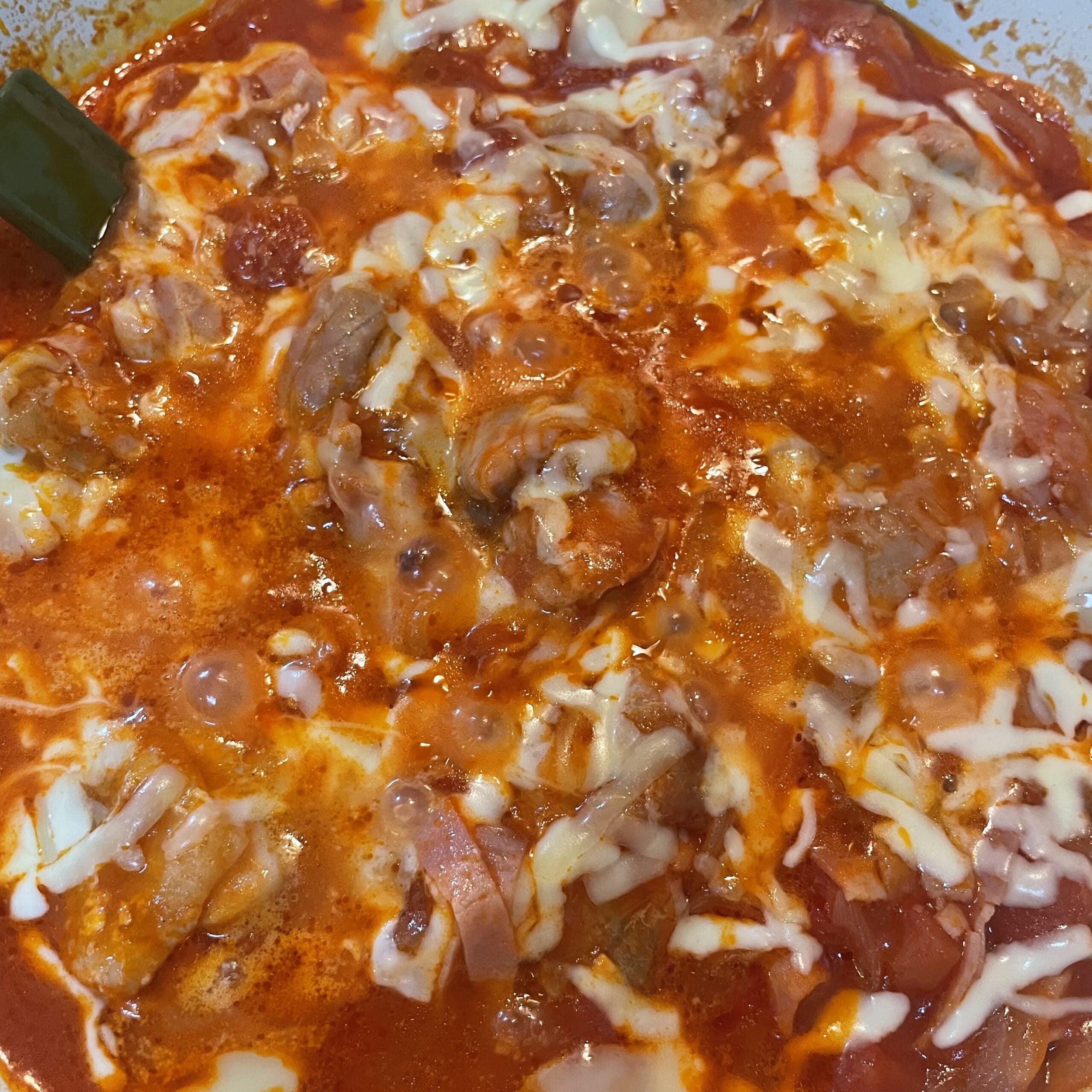 コウケンテツさんのレシピ「チキンのうま味トマト煮」を40代主婦が作ってみた、作り途中のフライパンの中の写真