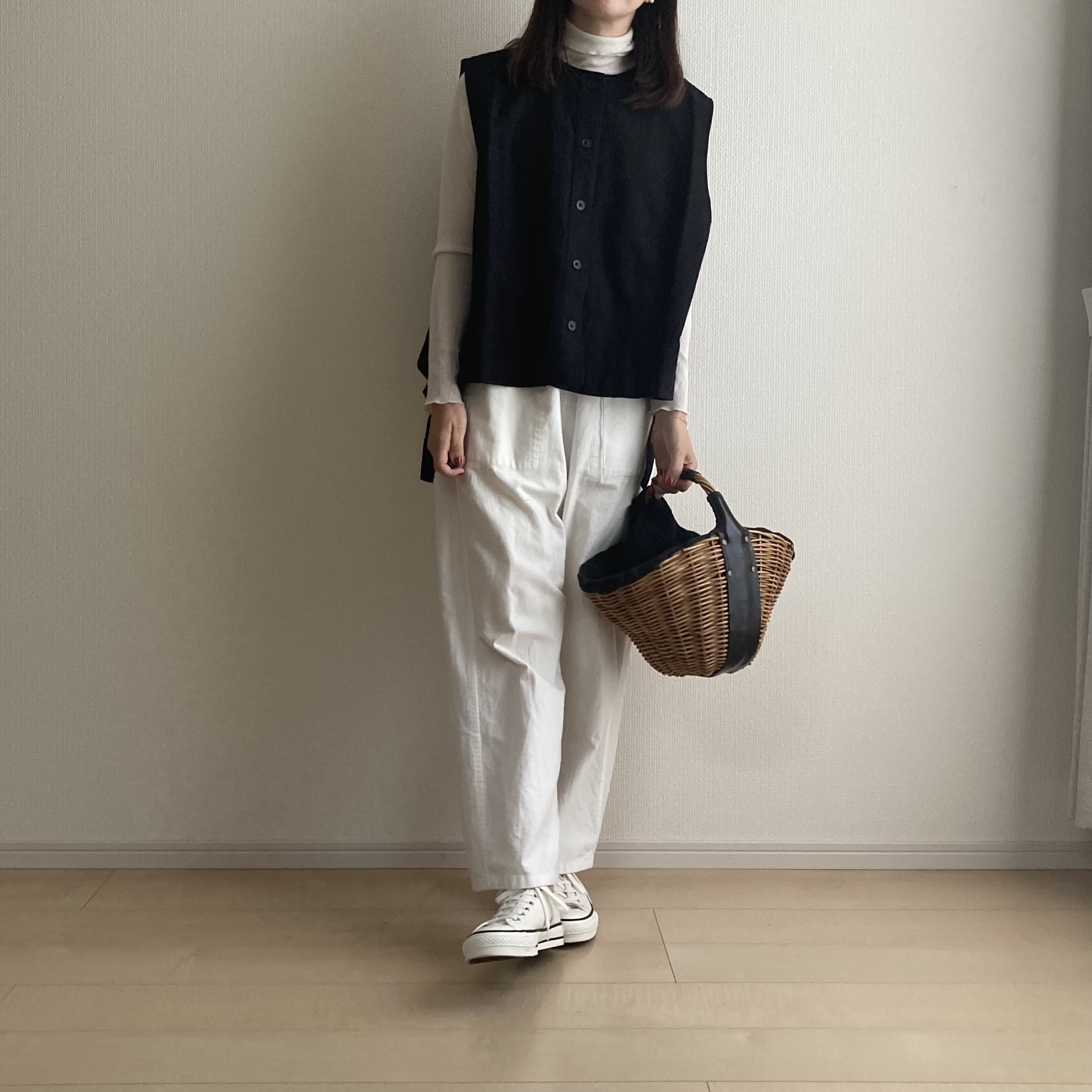 40代女性のエバゴスと白パンツを穿いたベスト・ジレコーデ。