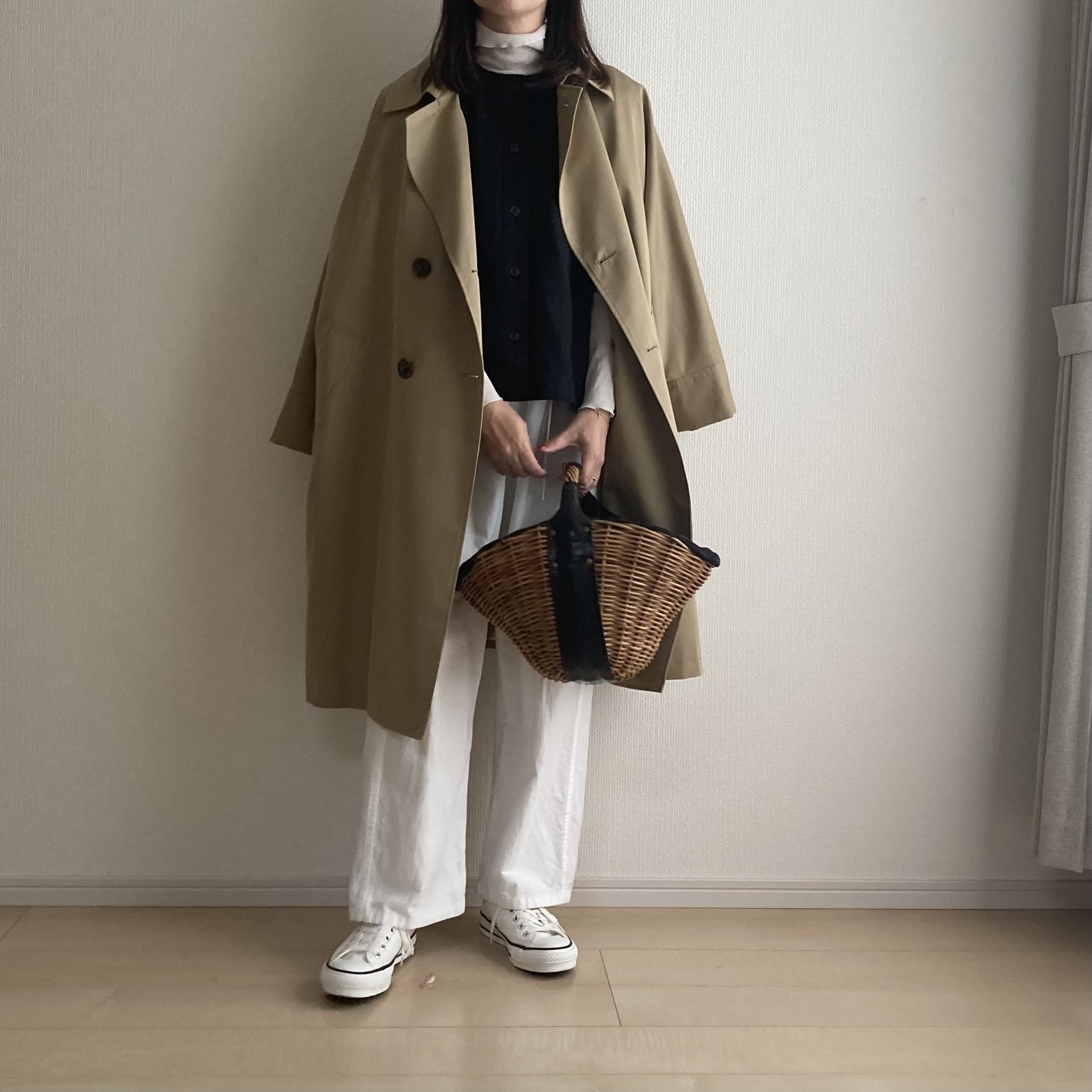 40代女性の丸襟ベストにトレンチ・エバゴスのコーデ。