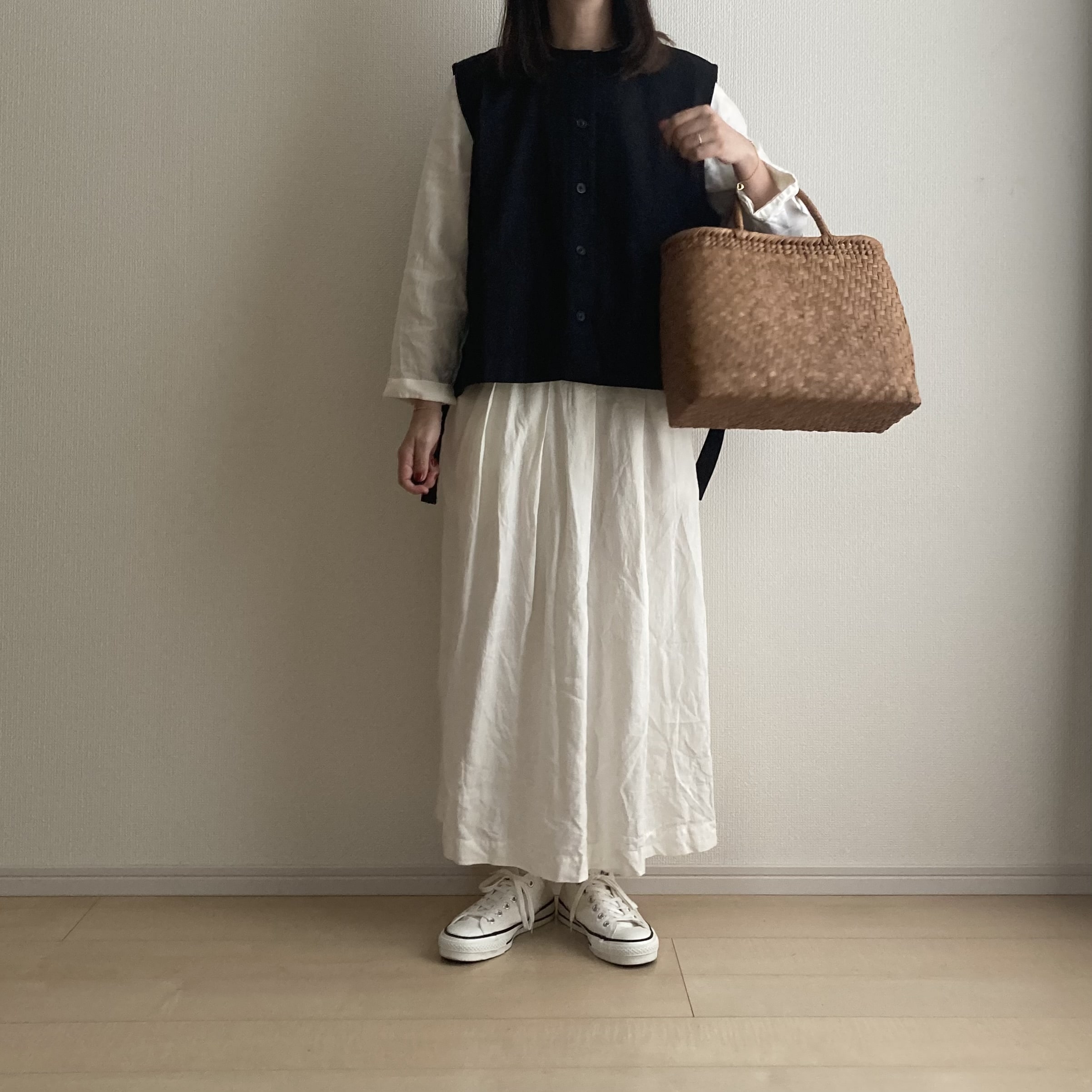 40代女性の白ワンピースと山葡萄のかごバッグを持ってベストを羽織ってみた。