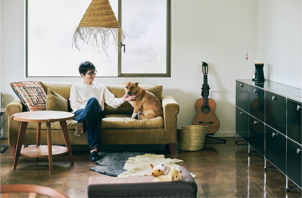 リビングに最近導入した「USMハラー」のキャビネットは下にロボット掃除機が入って犬猫の毛を回収できるように脚を取り付けて。