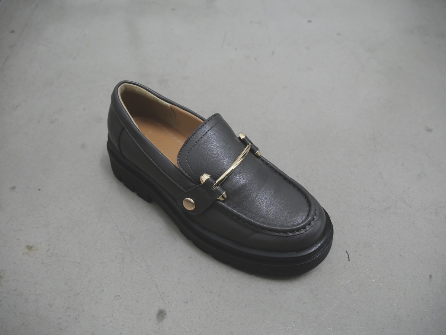 LEE監修　スタイリスト高橋美帆さん×ABC-MARTコラボ２WAYローファー　メタルパーツをつけたところ