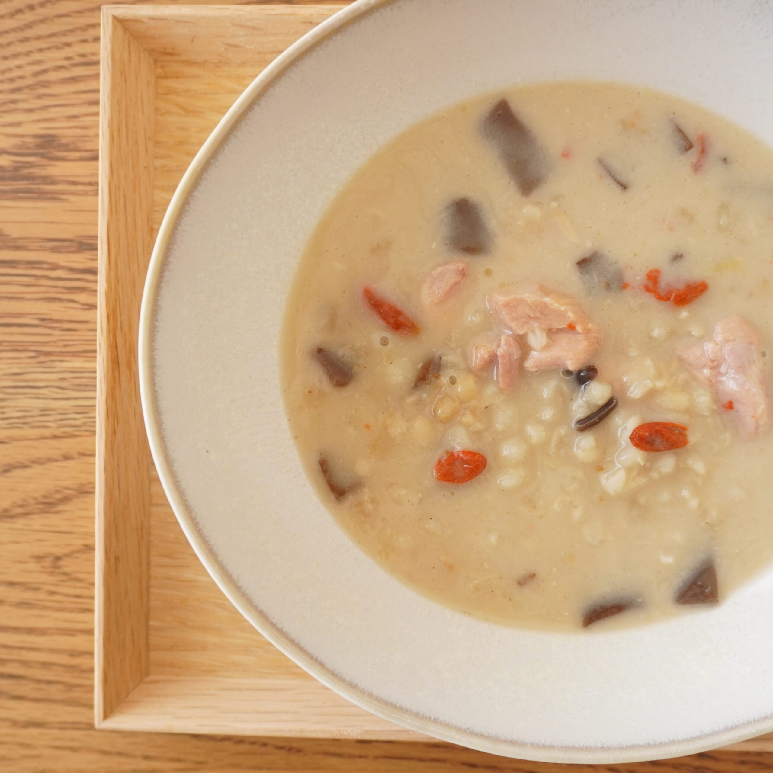 【無印良品】スープ皿にいれた『鶏肉とクコの実の生姜スープ』
