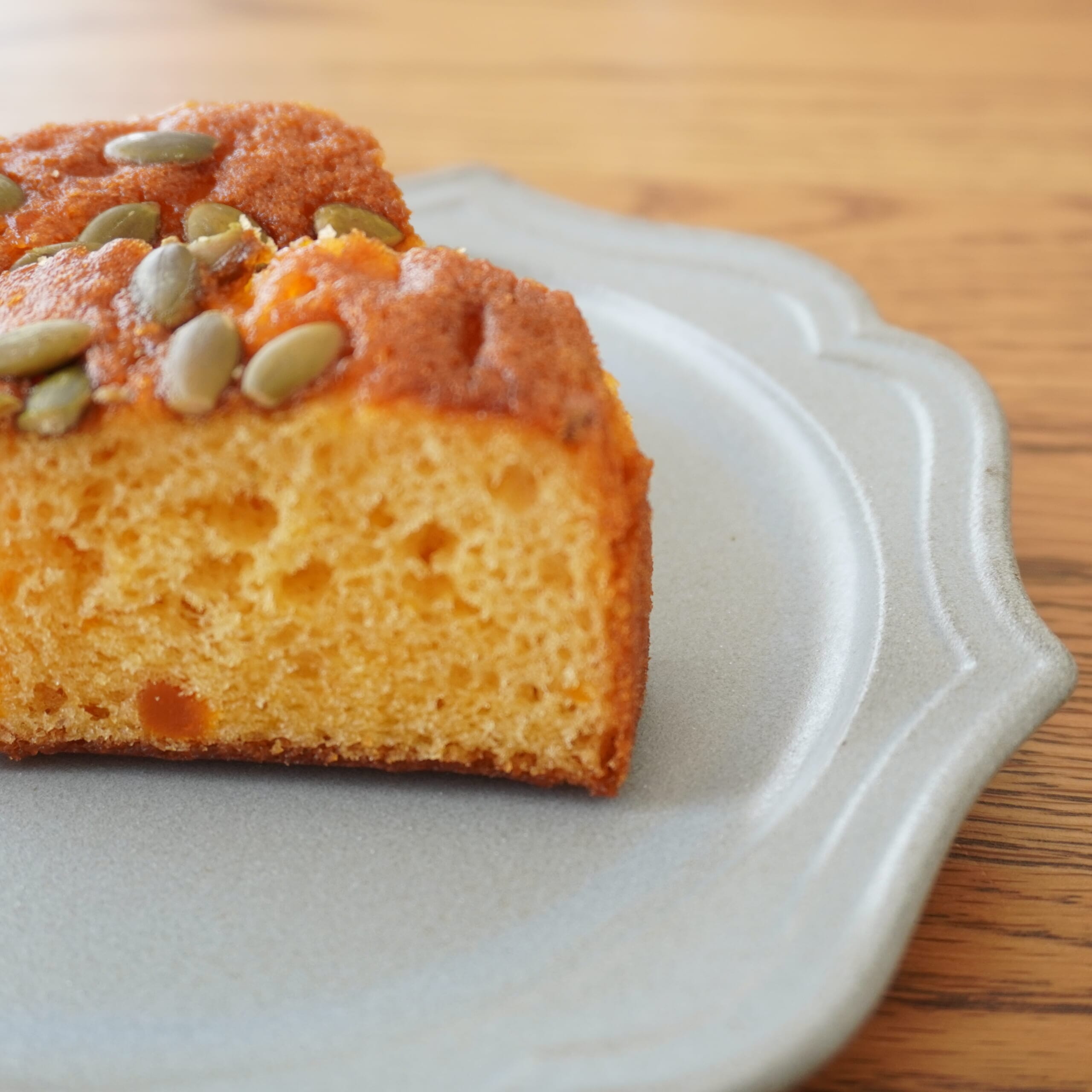 【無印良品】皿に載せた『かぼちゃのパウンドケーキ』