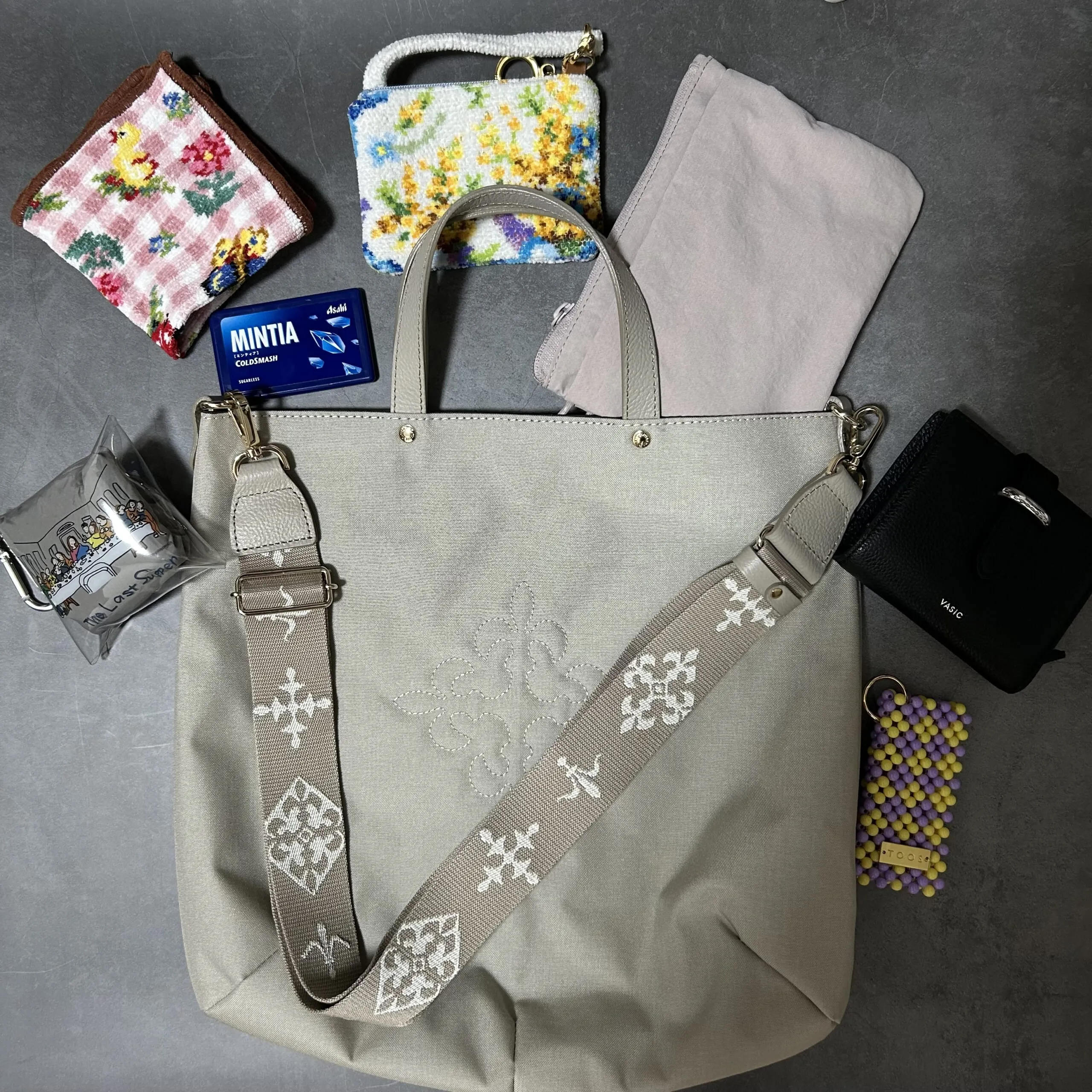 だみこさん　通勤バッグの中身　出したところ