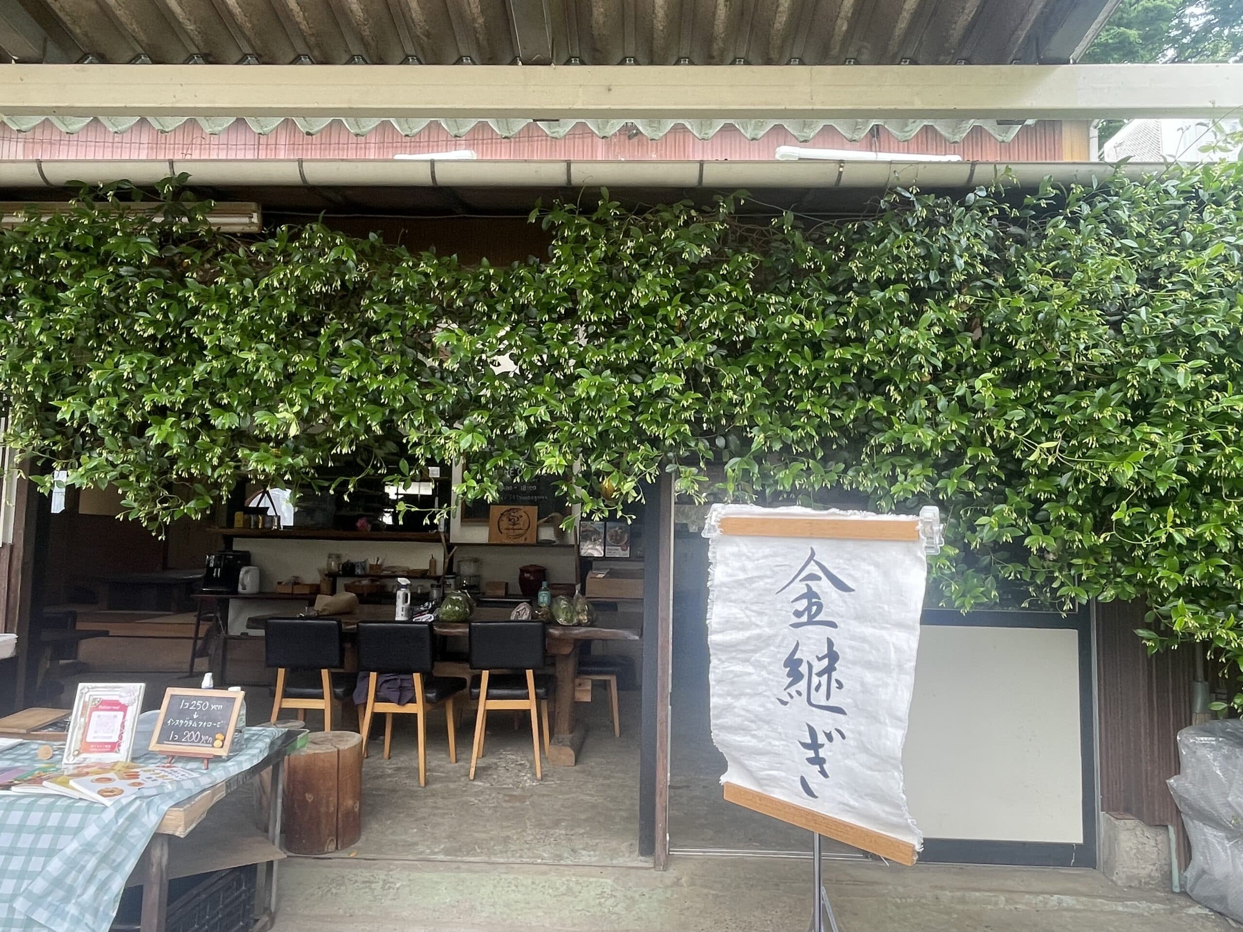 里のengawaの萬駄屋マルシェの様子。2025年6月開催時の写真3。金継ぎのワークショップの看板。