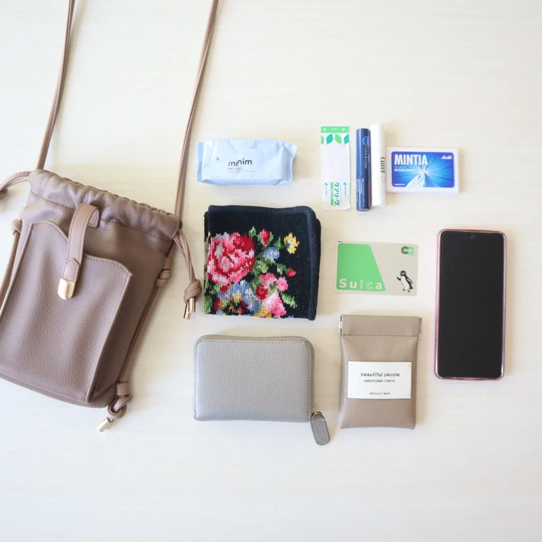 おかみほさん　ミニショルダーバッグの中身　出したところ