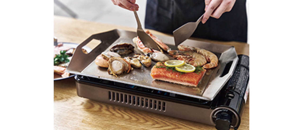 金属製のナイフやヘラも使用できプレート上で食材の切り分けも