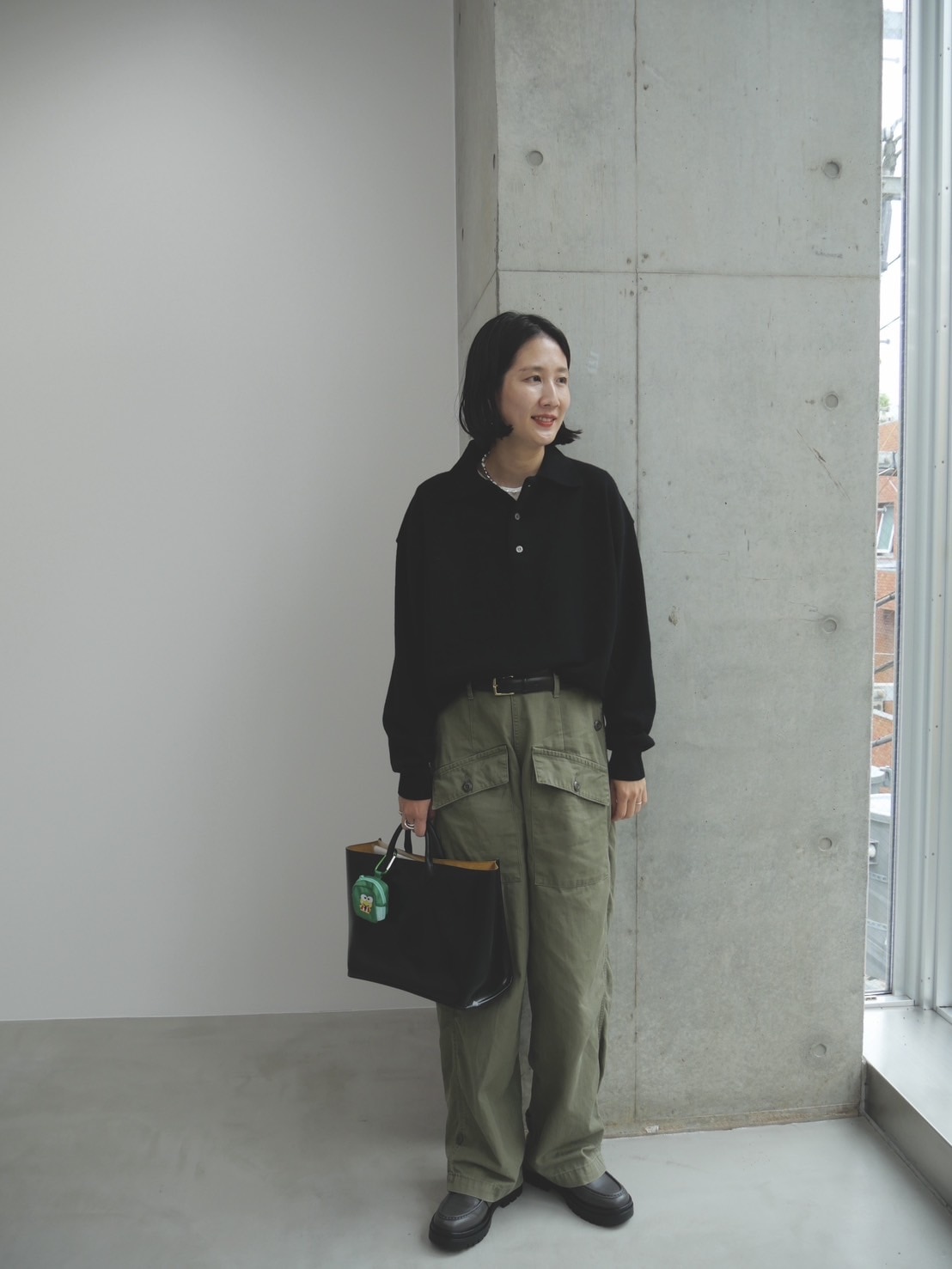 LEE監修　スタイリスト高橋美帆さん×ABC-MARTコラボ２WAYローファー　黒ニットとのパンツコーディネート