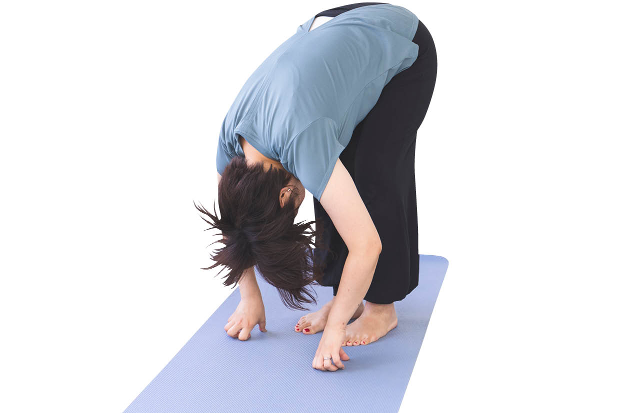 腰から前屈し、腰や太ももの裏側をゆっくり伸ばします。上半身は脱力。