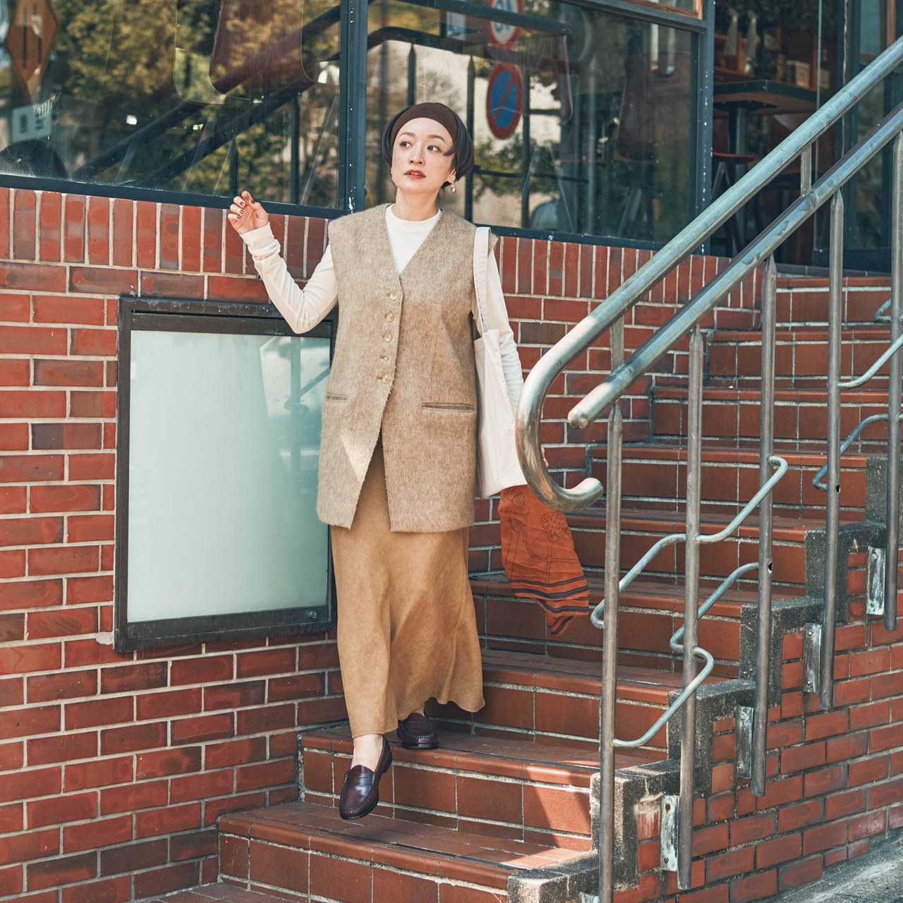 高山 都さんとジーエイチバスのコインローファーコーデ