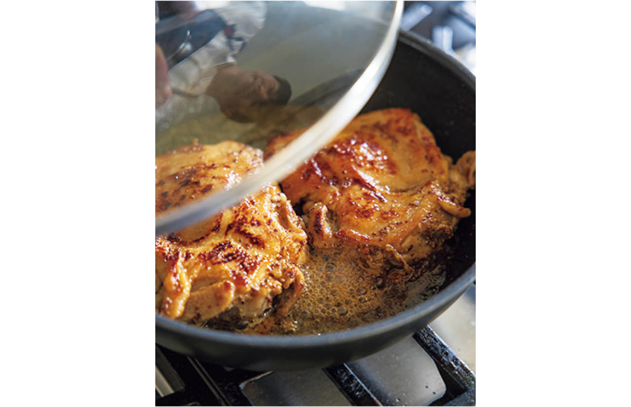 焼くときに皮をピンと張ることを意識するだけで、パリッとした食感に。皮をしっかり焼いたら裏返し、酒を加えて蒸し焼きに