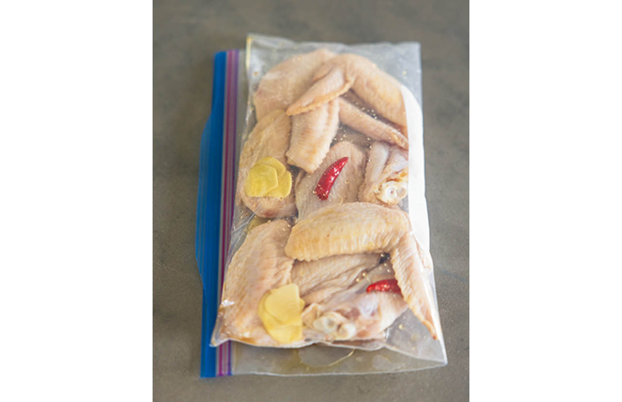 ナンプラーの風味を抑えたいなら、半量をしょうゆに代えても。漬け時間は、20分〜2晩程度までOK