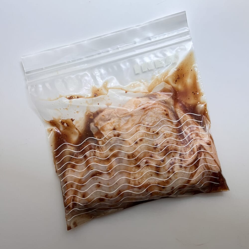 ジッパー袋に入った味付き鶏肉