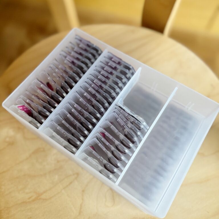 無印良品「ポリプロピレンデスク内整理トレー４」コンタクト収納例