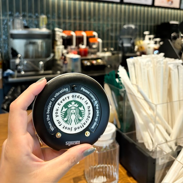 ベトナム・フーコック島で渡されたスターバックスの呼び出しベルの写真
