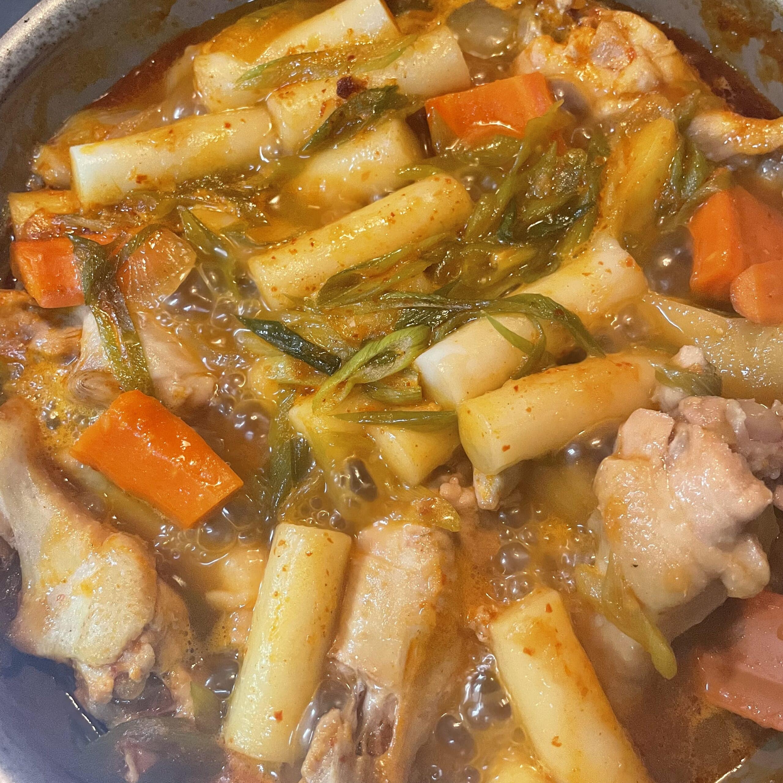 コウケンテツさんのレシピ「タッポックムタン（LEE最新号掲載）」で40代主婦が作ってみた、作り途中のフライパンの中の写真。