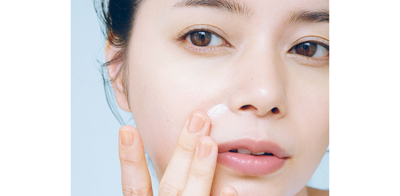 ほうれい線部分にトントン置くようにのばせば気になる影を自然にカバー