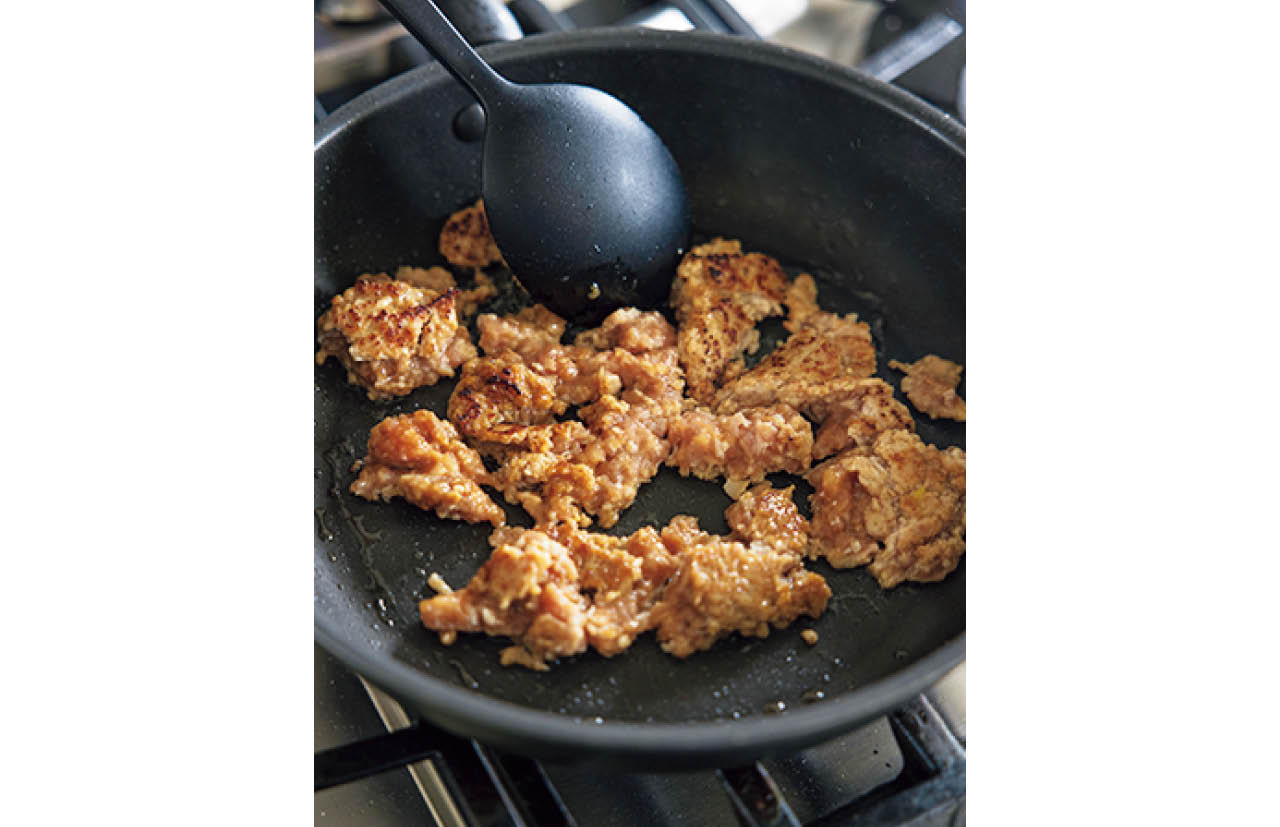 ひき肉を入れたら、最初は動かさずじっくりと。この焼き目が仕上がりの香ばしさになる。ほぐすときはかたまりが残るようざっくり