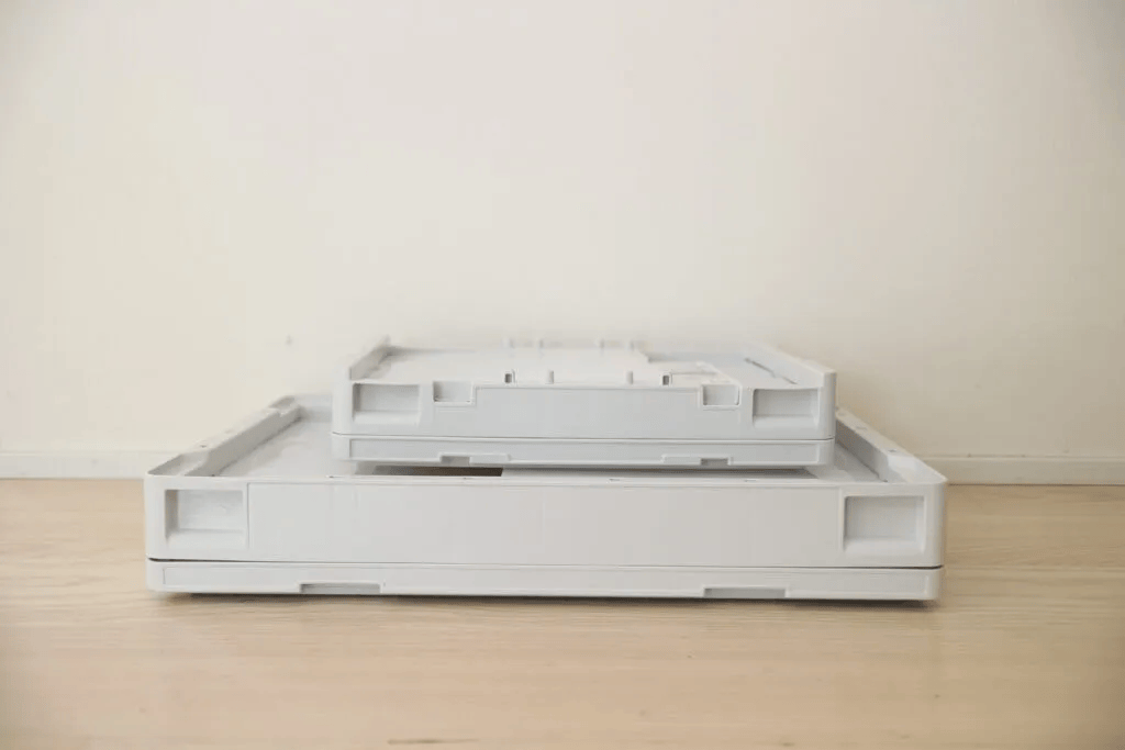 無印良品「再生ポリプロピレン入り　折りたたみコンテナ　２０Ⅼ・５０L　ホワイトグレー／半透明」畳んだところ