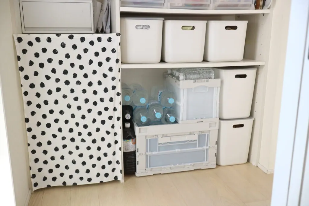 無印良品「再生ポリプロピレン入り　折りたたみコンテナ　２０Ⅼ・５０L　ホワイトグレー／半透明」パントリーでの使用例