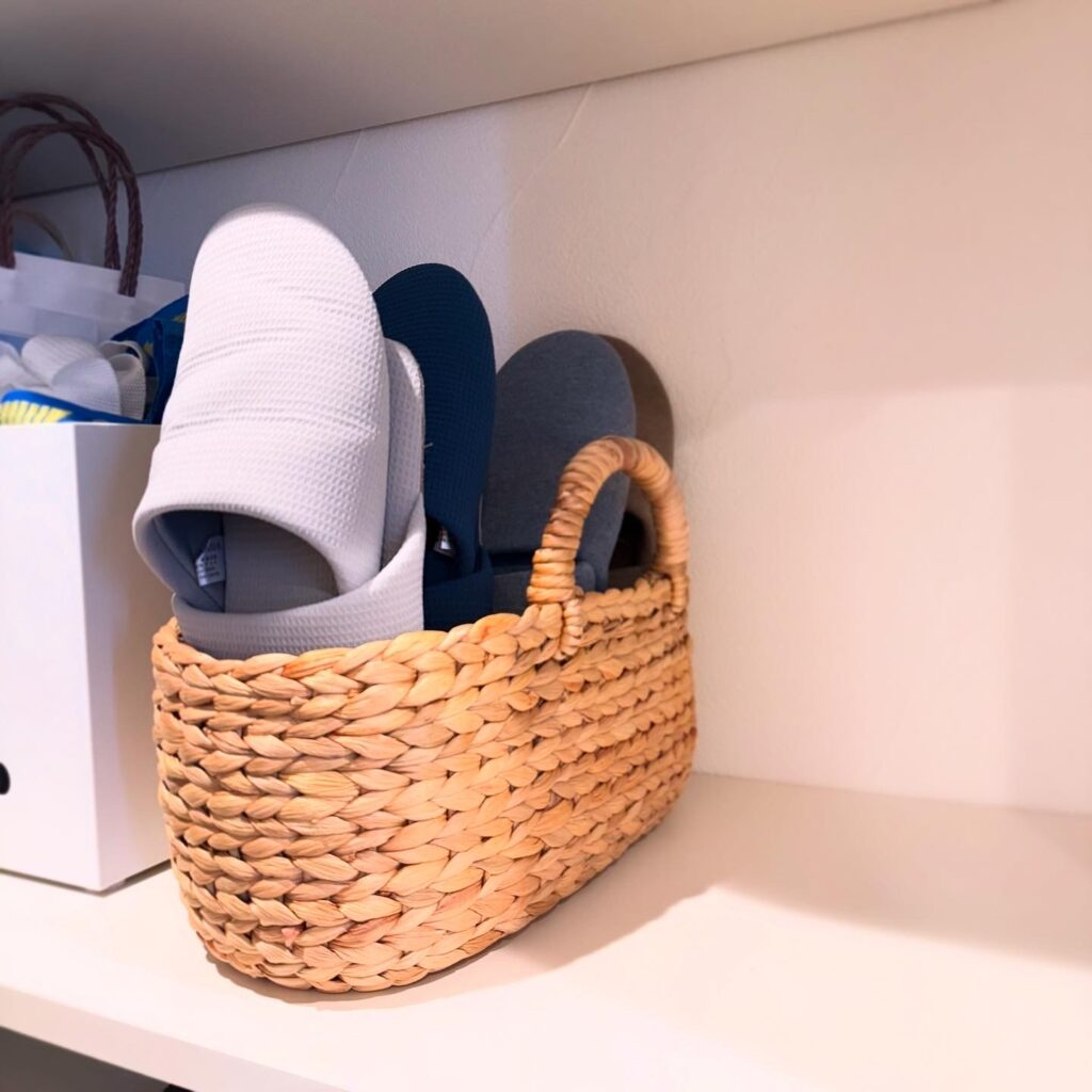 無印良品「ウォーターヒヤシンス　持ち手付　オーバル　バスケット　小」スリッパ収納例