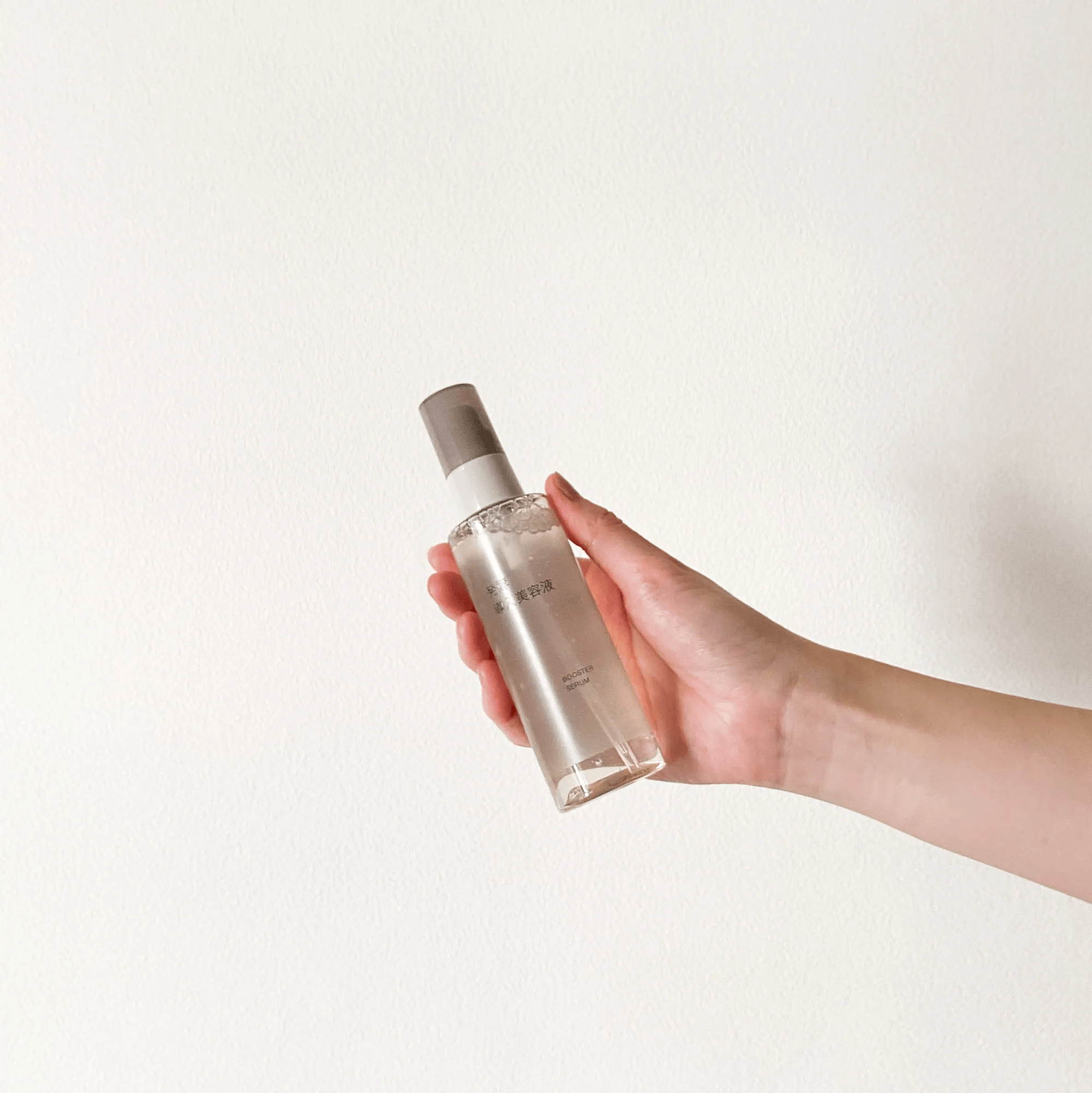 無印良品】「発酵導入美容液（大容量）」手に持ったところ