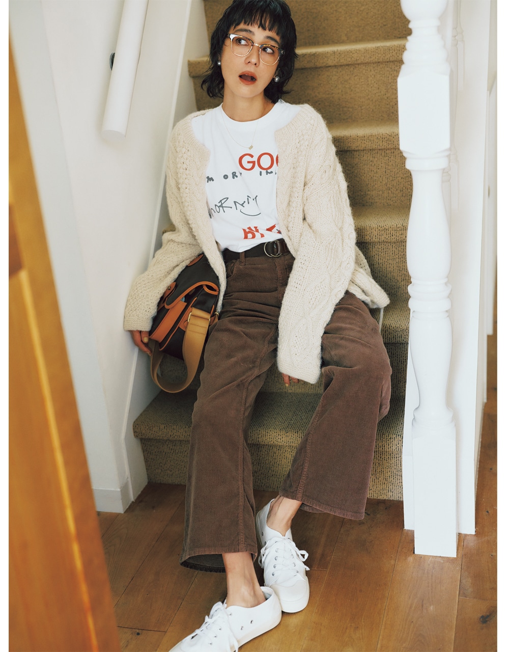 白カーディガン×ブラウンパンツコーデ 竹下玲奈さん
