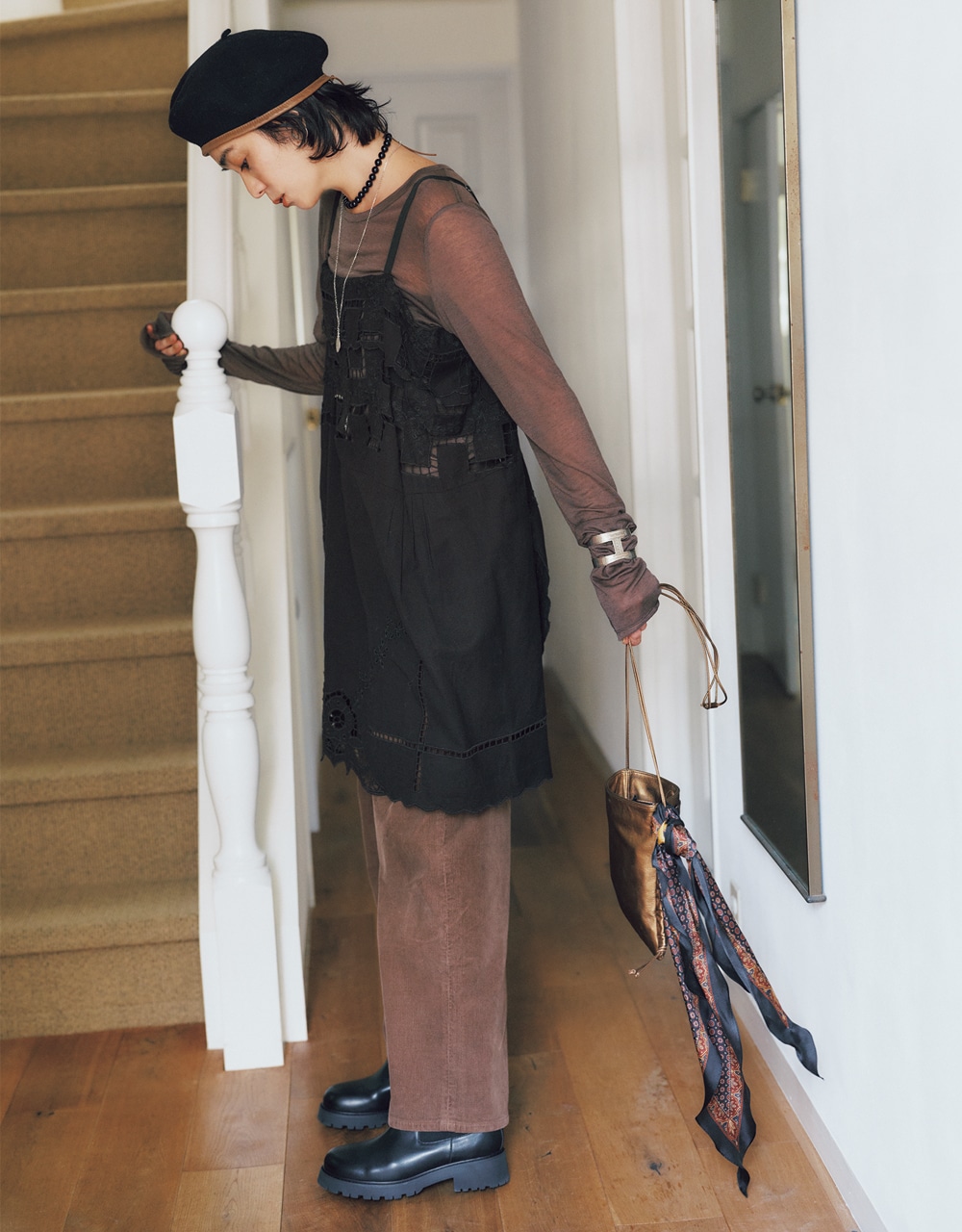 黒キャミワンピ×ブラウンパンツコーデ 竹下玲奈さん