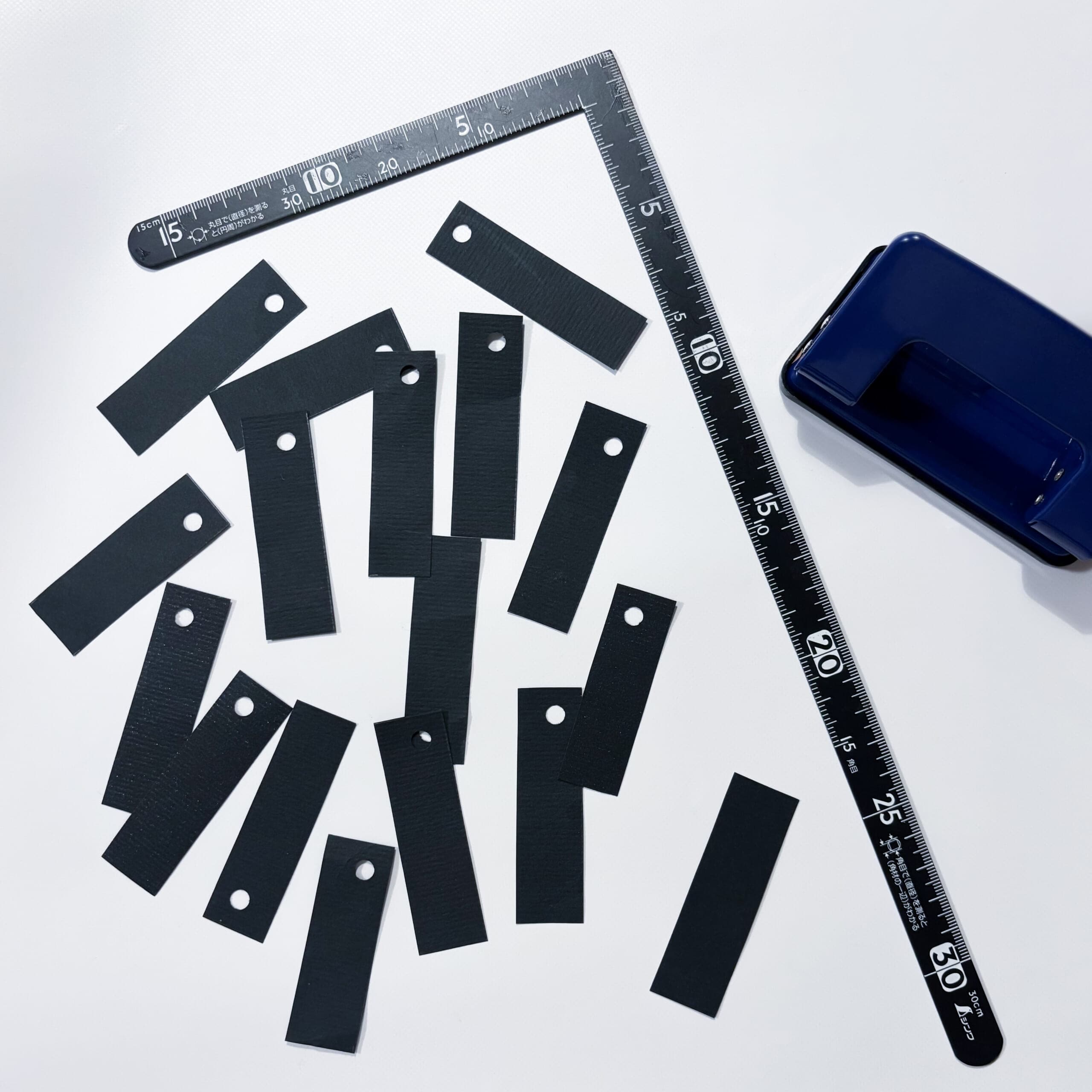 黒い画用紙で作ったタグ