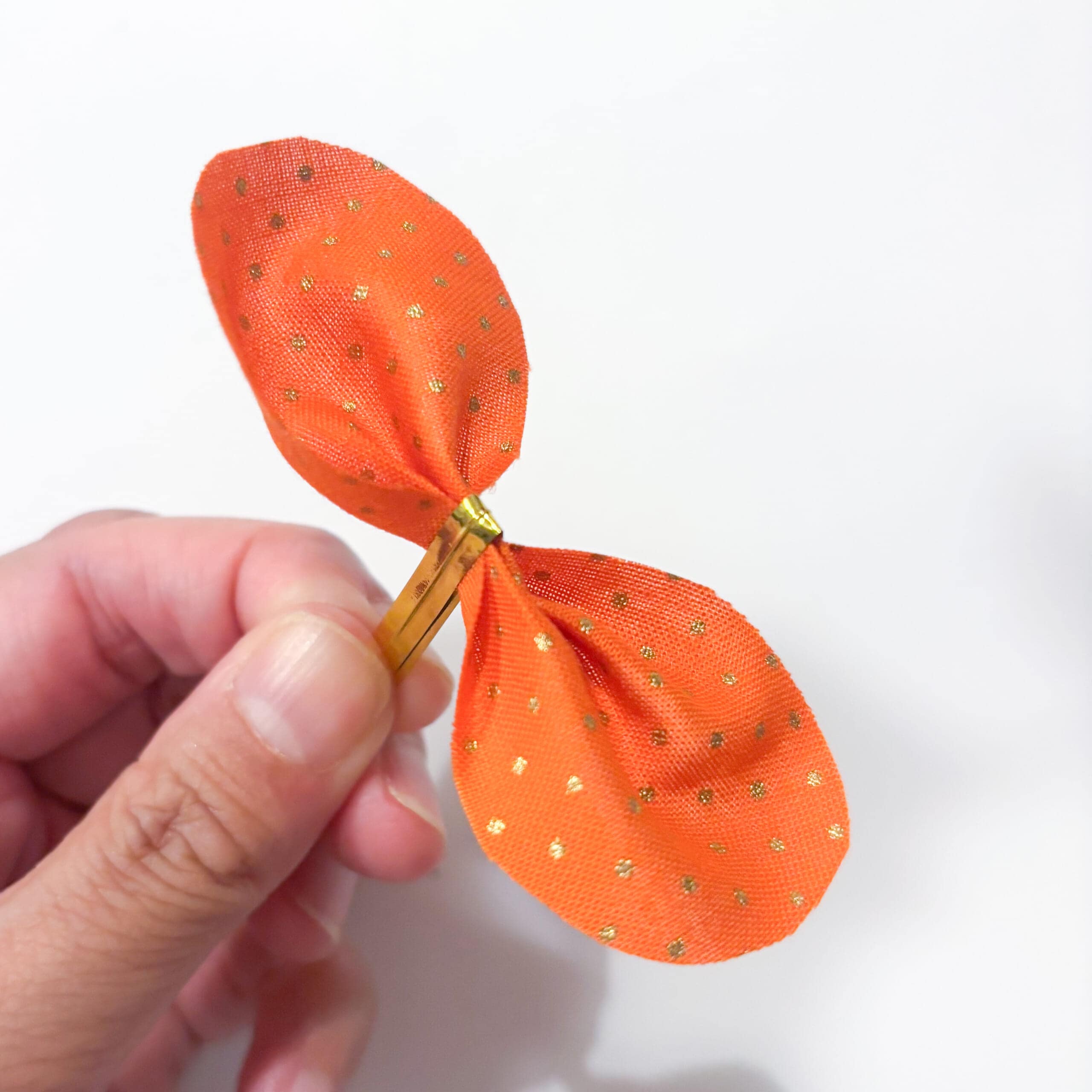 ラッピングタイで真ん中を留めリボン完成