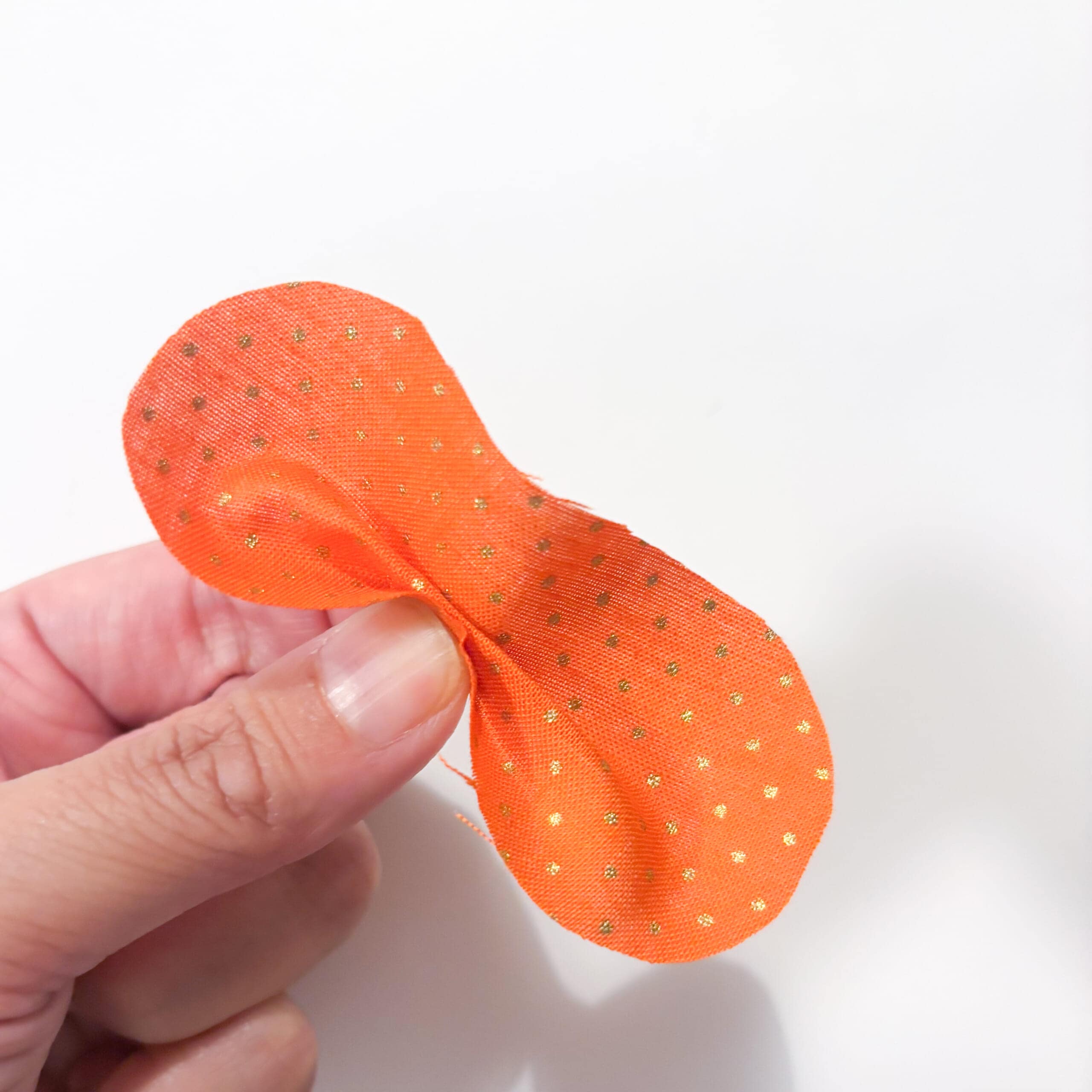 切り取った布、縦半分を蛇腹にする