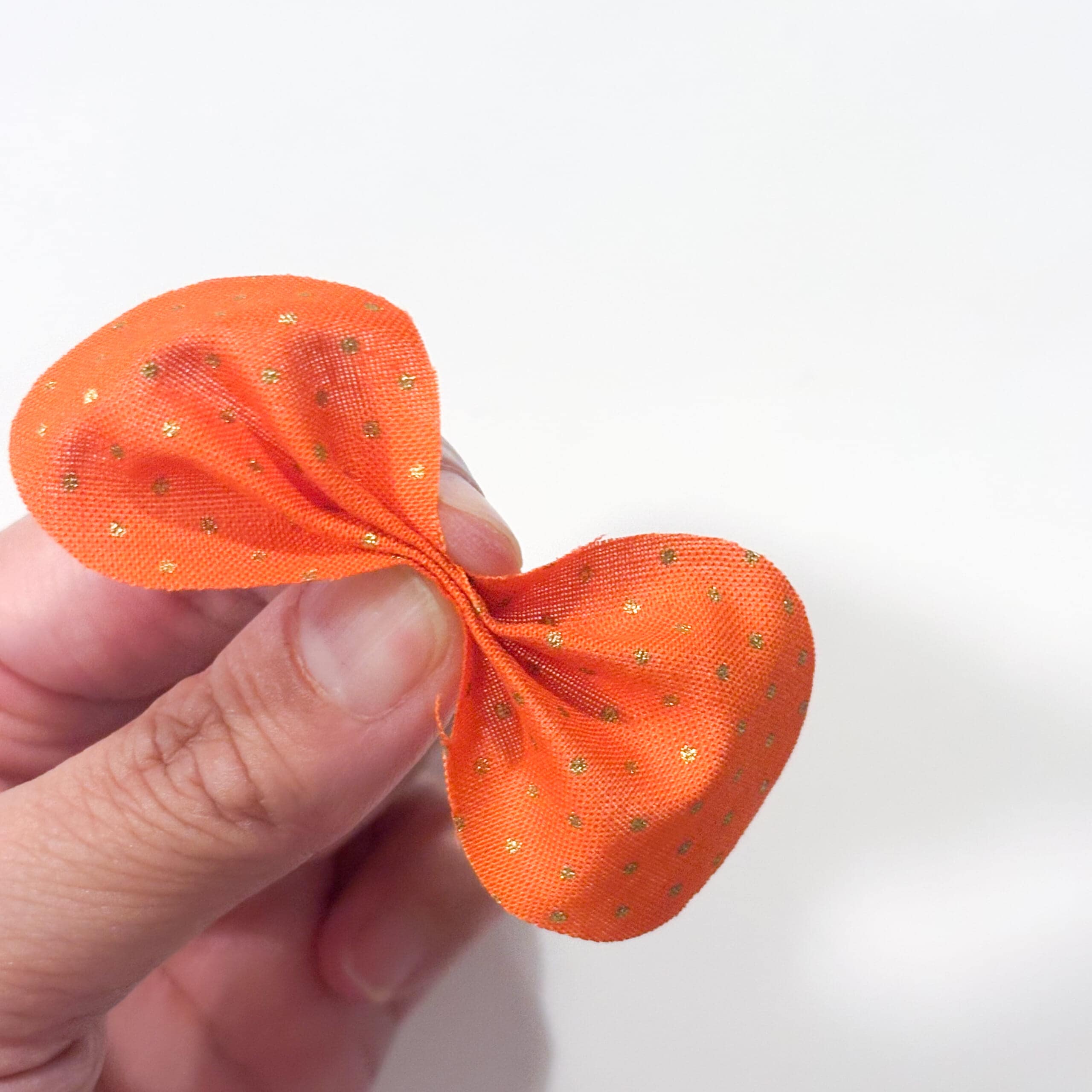 さらに2回蛇腹に折りリボンの形にする