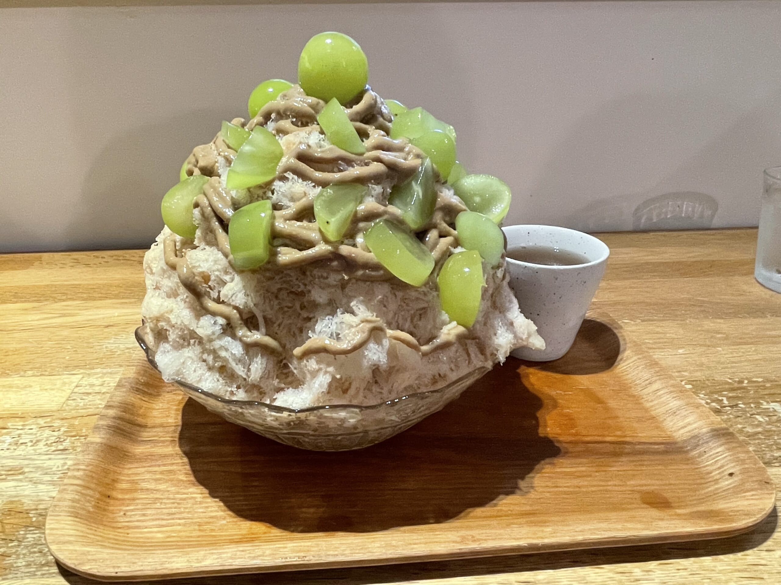 カフェクノップゥの「シャインマスカットアールグレー」のかき氷。カウンター席。