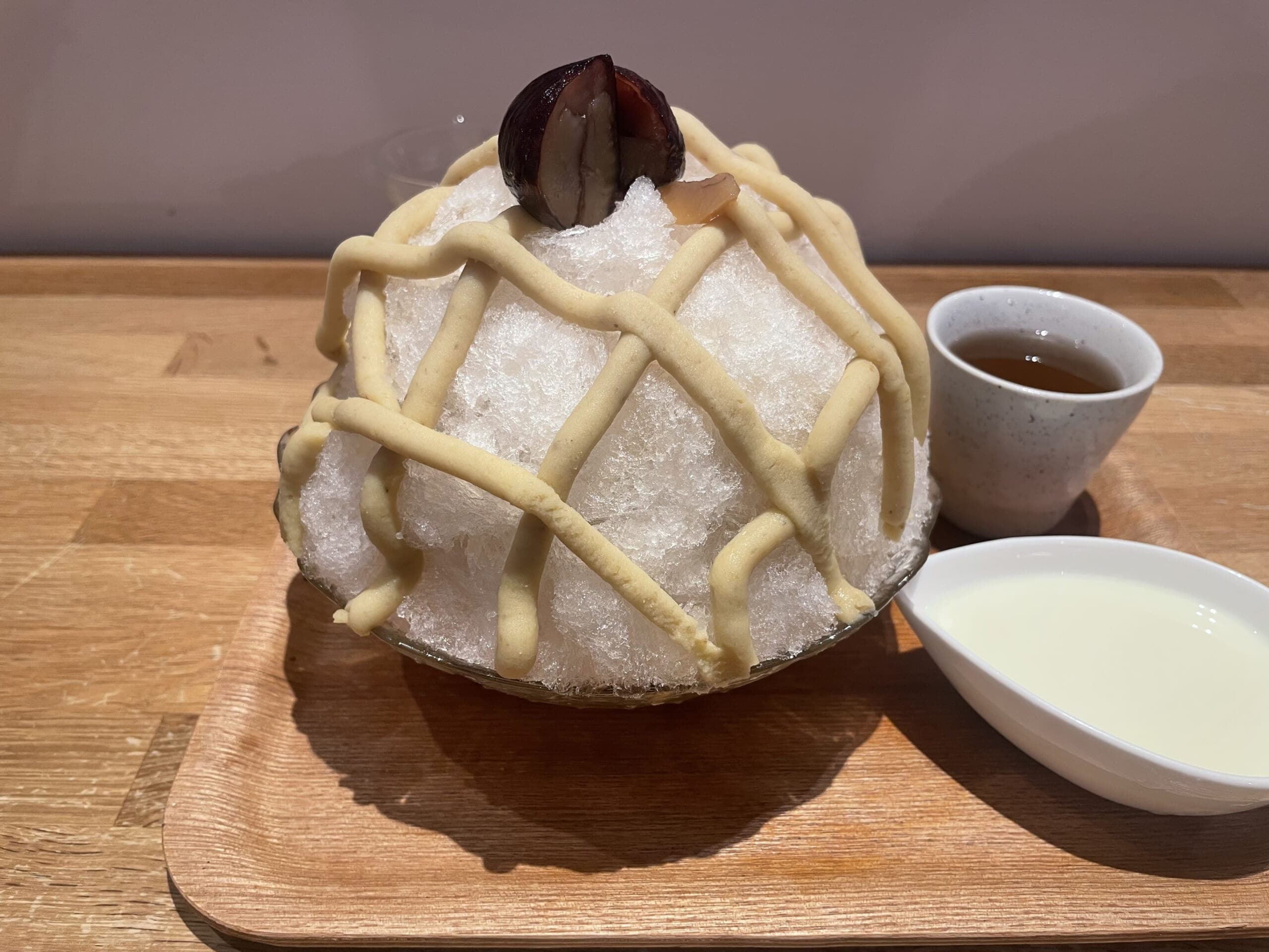 カフェクノップゥの「和栗ミルク」かき氷。ミルクを掛ける前