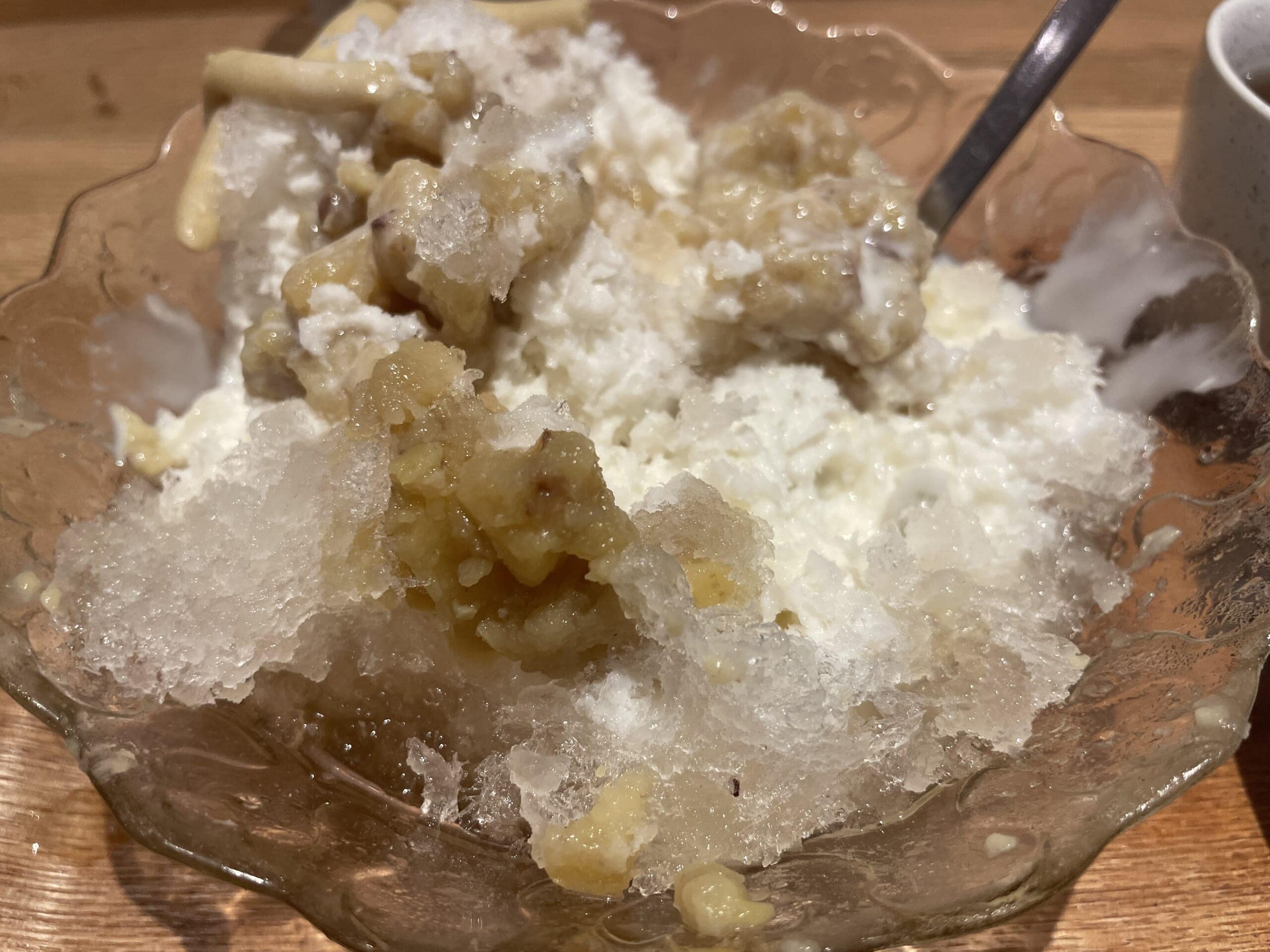 カフェクノップゥの「和栗ミルク」のかき氷。ミルクを途中から掛けたもの