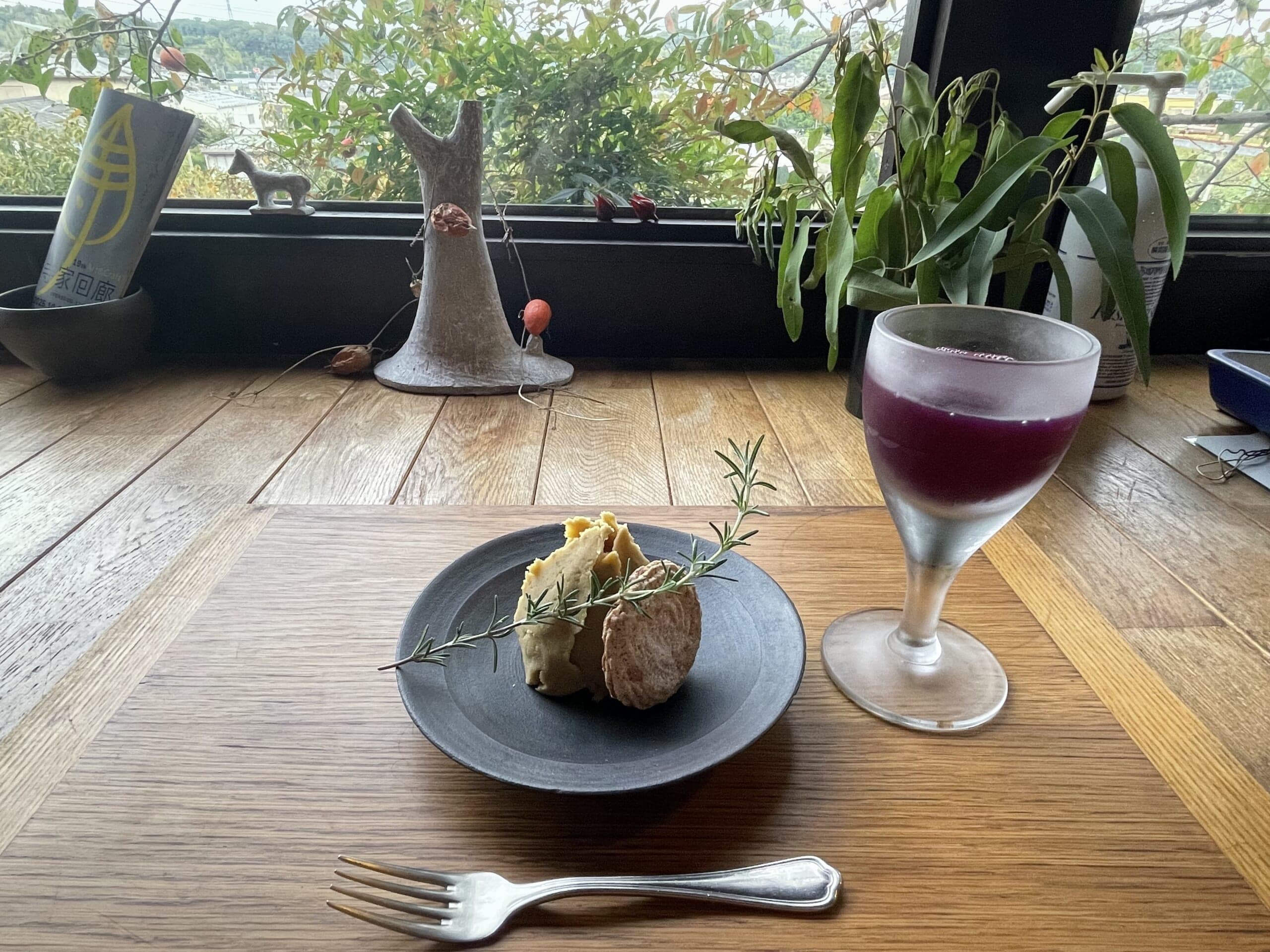 JIKE STUDIOカフェの「JIKEのモンブラン」と、カフェの窓から見える柿畑。