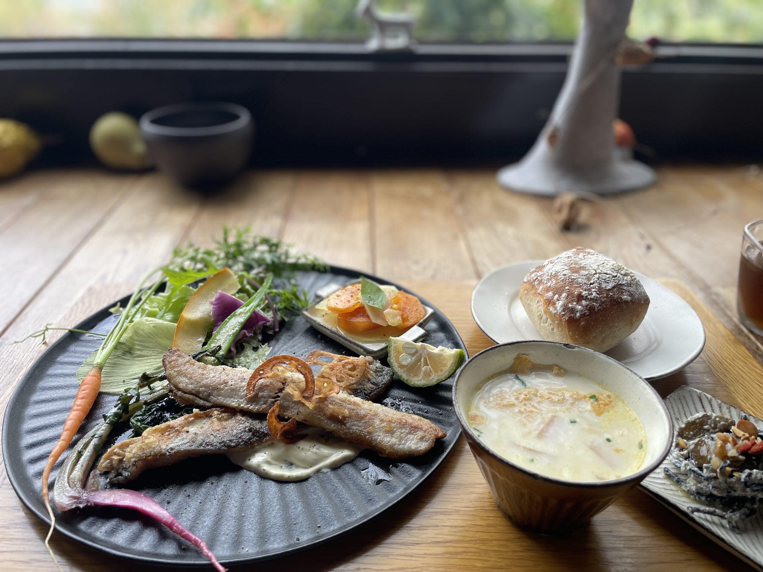 JIKE STUDIOカフェの秋刀魚の米粉ソテー