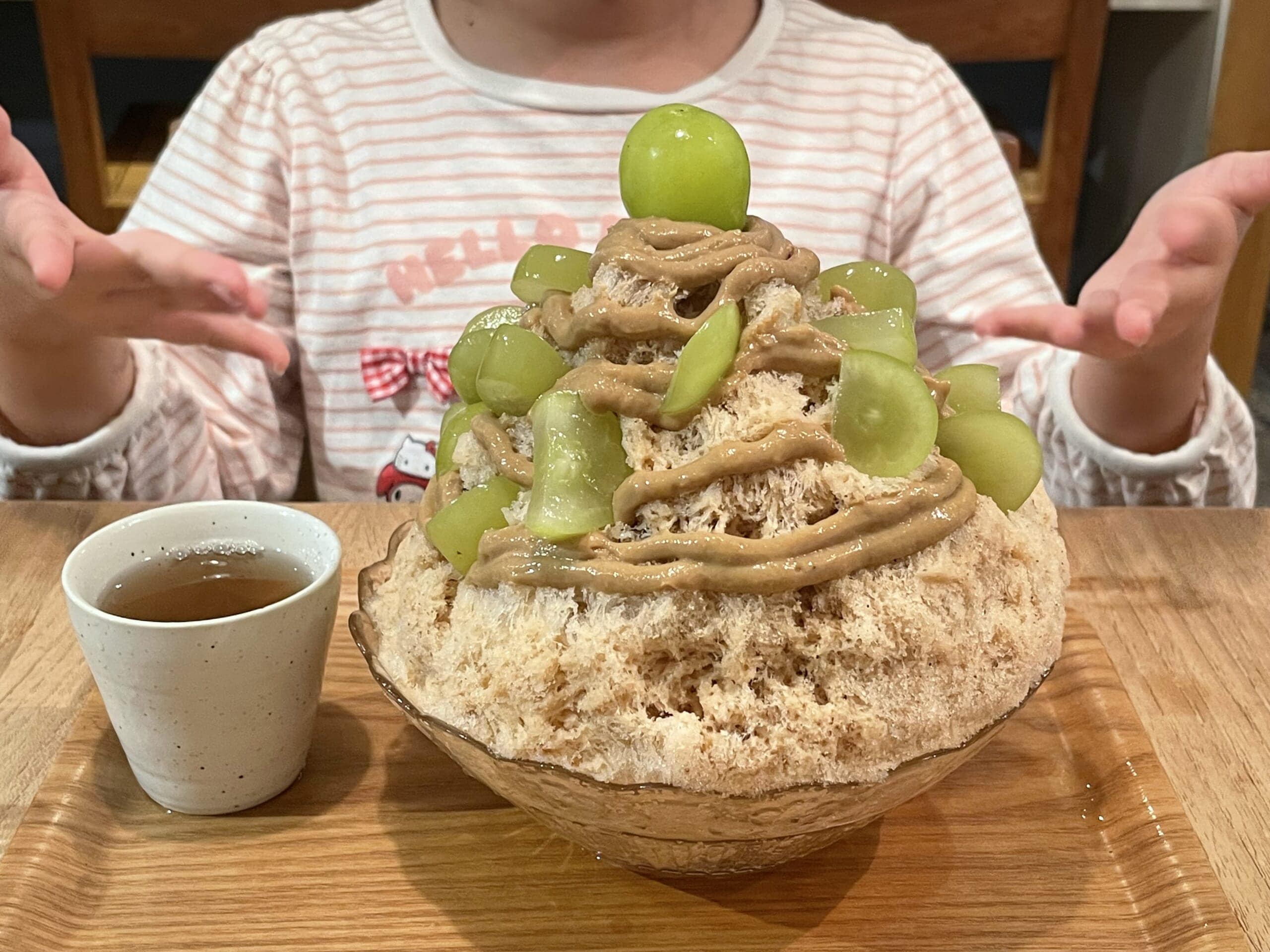 カフェクノップゥの「シャインマスカットアールグレー」かき氷。