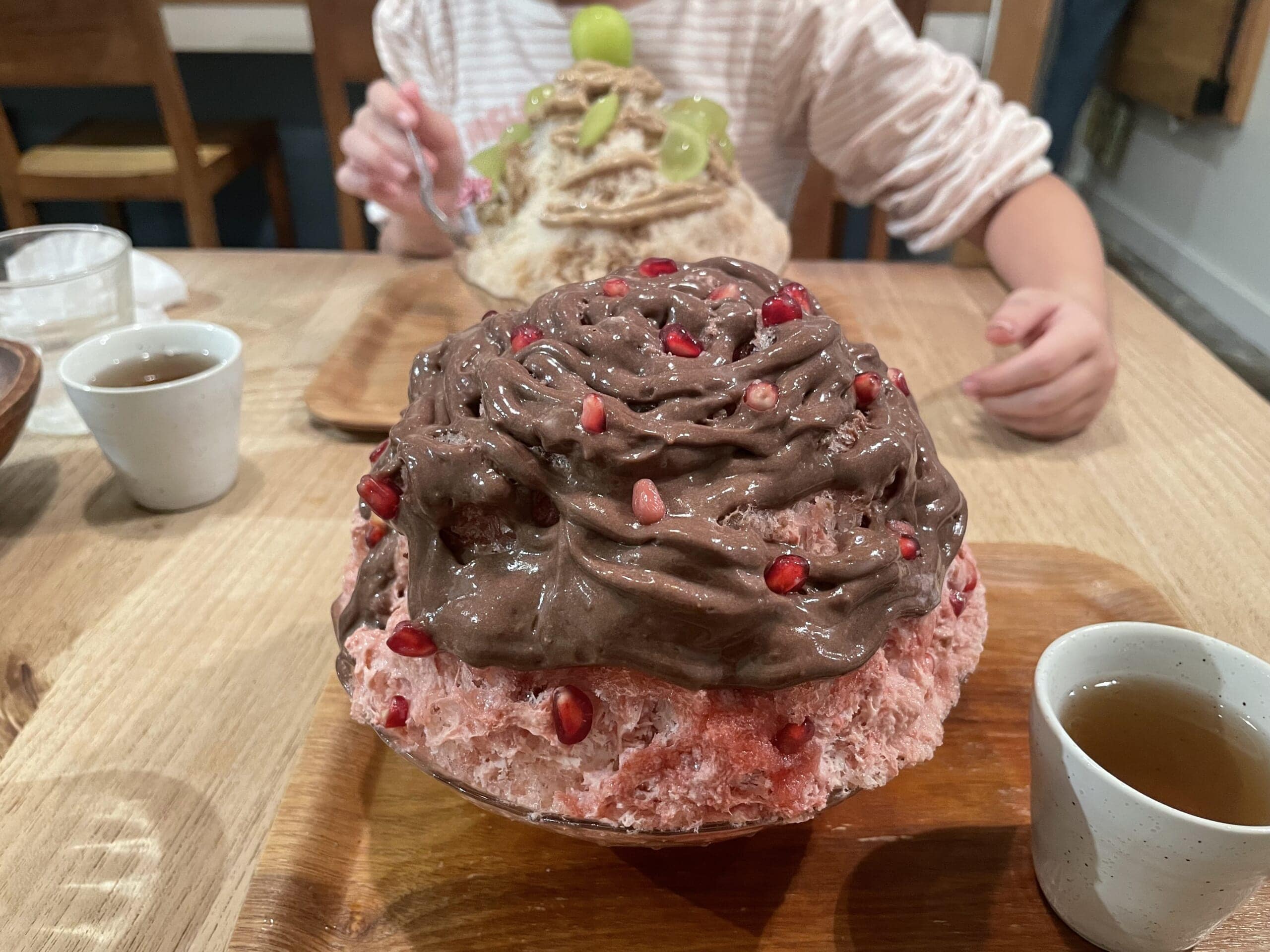 カフェクノップゥの「ざくろチョコ」かき氷。