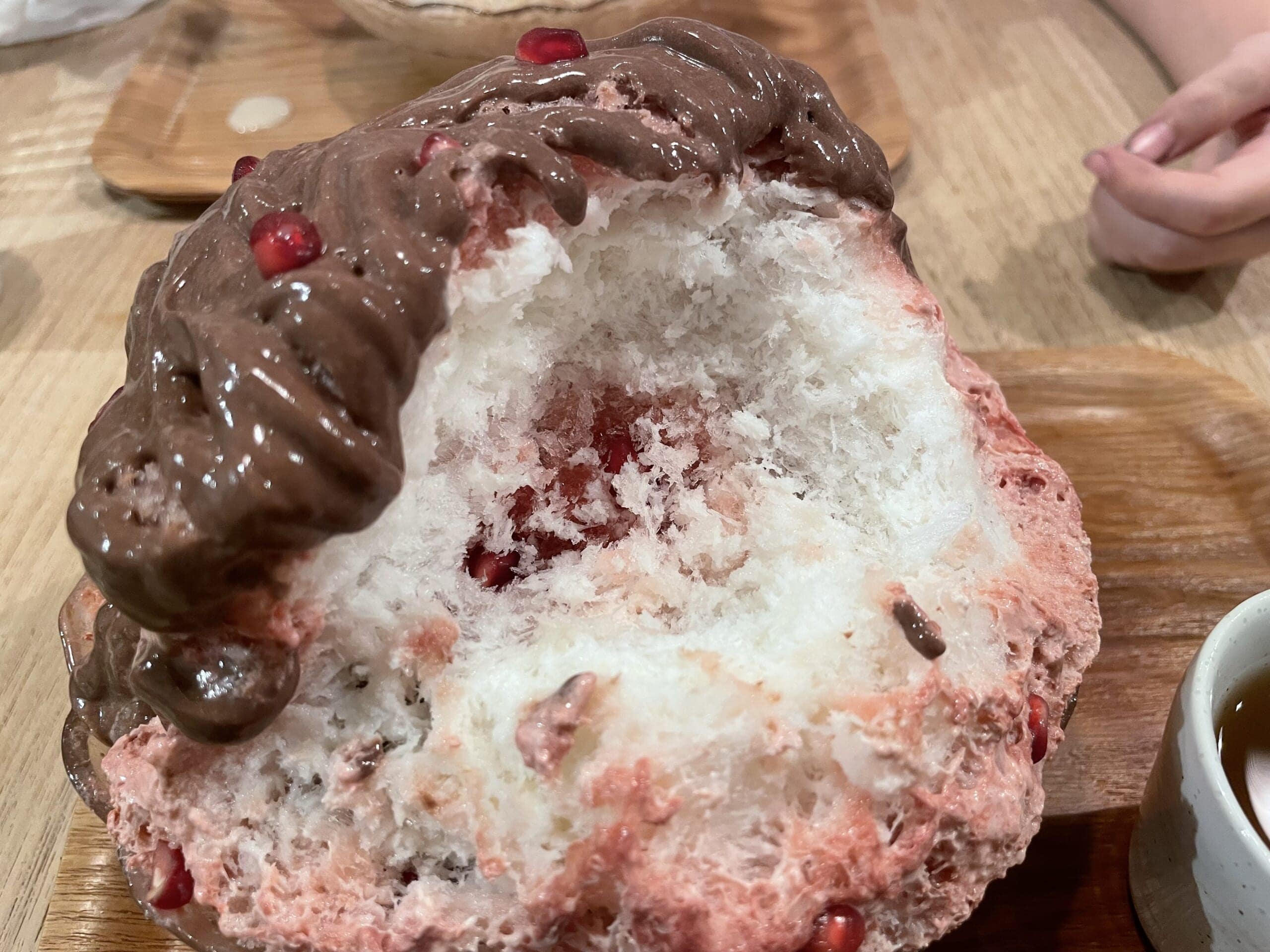 カフェクノップゥの「ざくろチョコ」かき氷を食べ進めた写真。