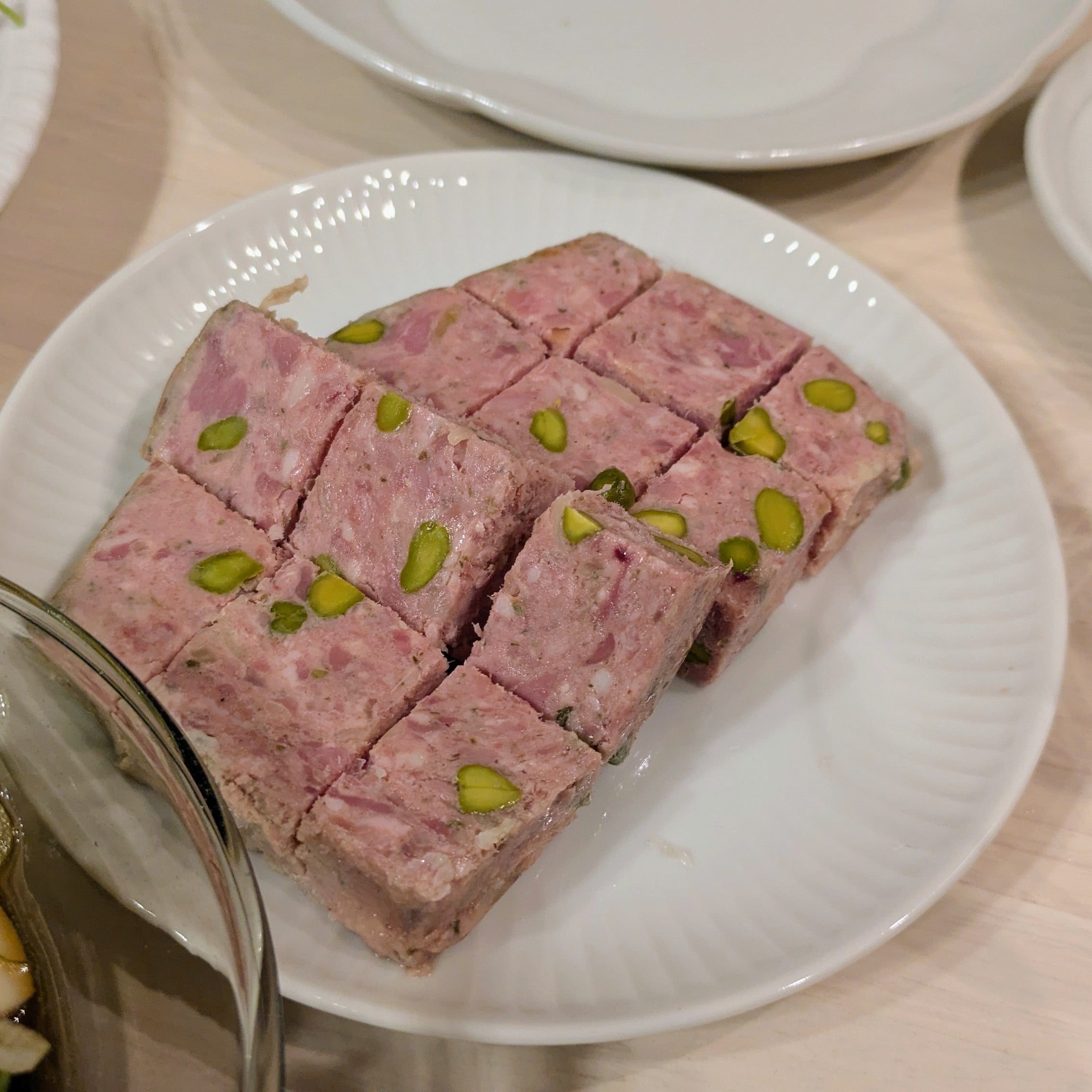 食べやすくカットされた『国産鴨とピスタチオのパテ』